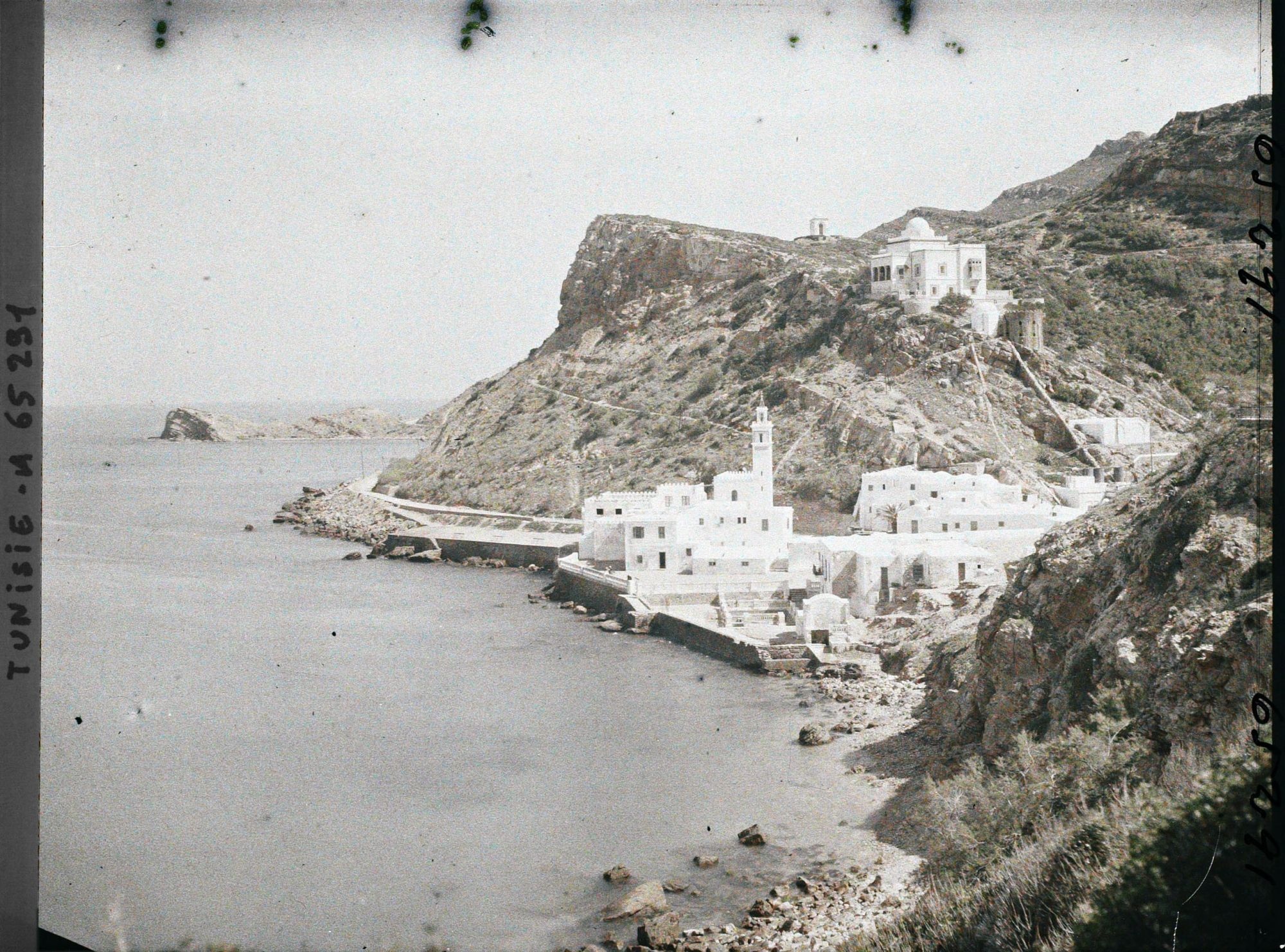 Image représentant Vue panoramique sur les falaises, les établissements thermaux et hôteliers