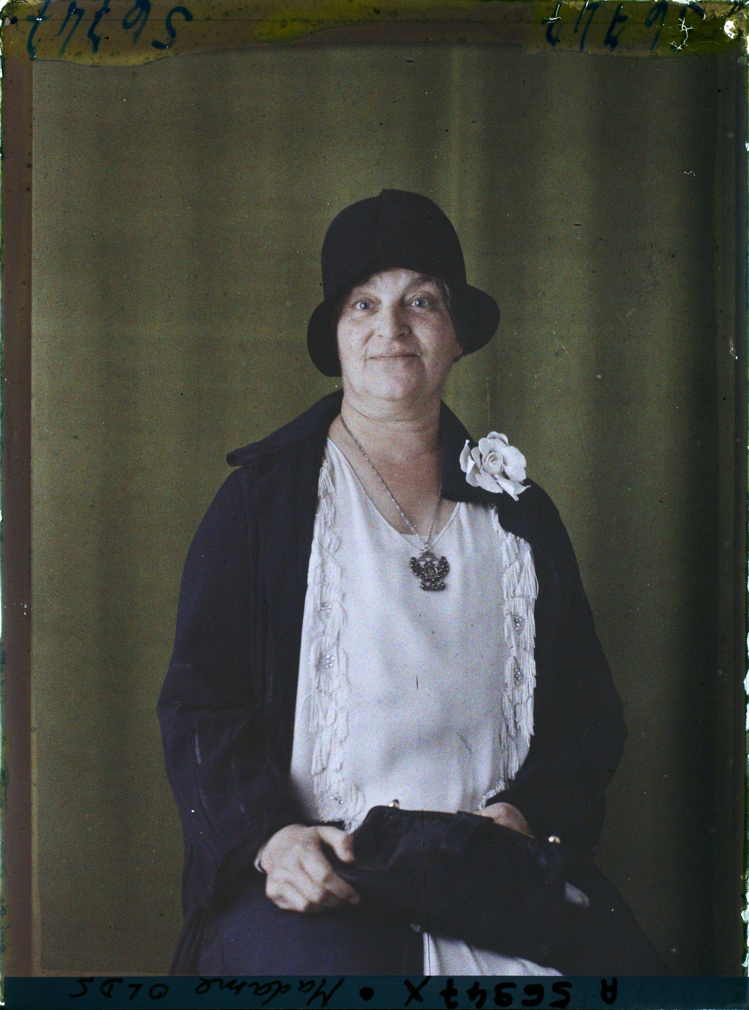 Image représentant https://musee-albert-kahn.s-museum.fr/home/NWQ2OTAwYzNmYjZlZTk1ZWQwODJmMjY4L2dlbmVyaWMtbm90aWNlLXRhYi9hdXRob3JpdHkvNjE3YTc5ZjVjZjhiODk2OGIzMzM3ZDIx/5d6900c3fb6ee95ed082f268/generic-notice-tab/authority/617a79ebcf8b8968b33374d5 Madame Olds