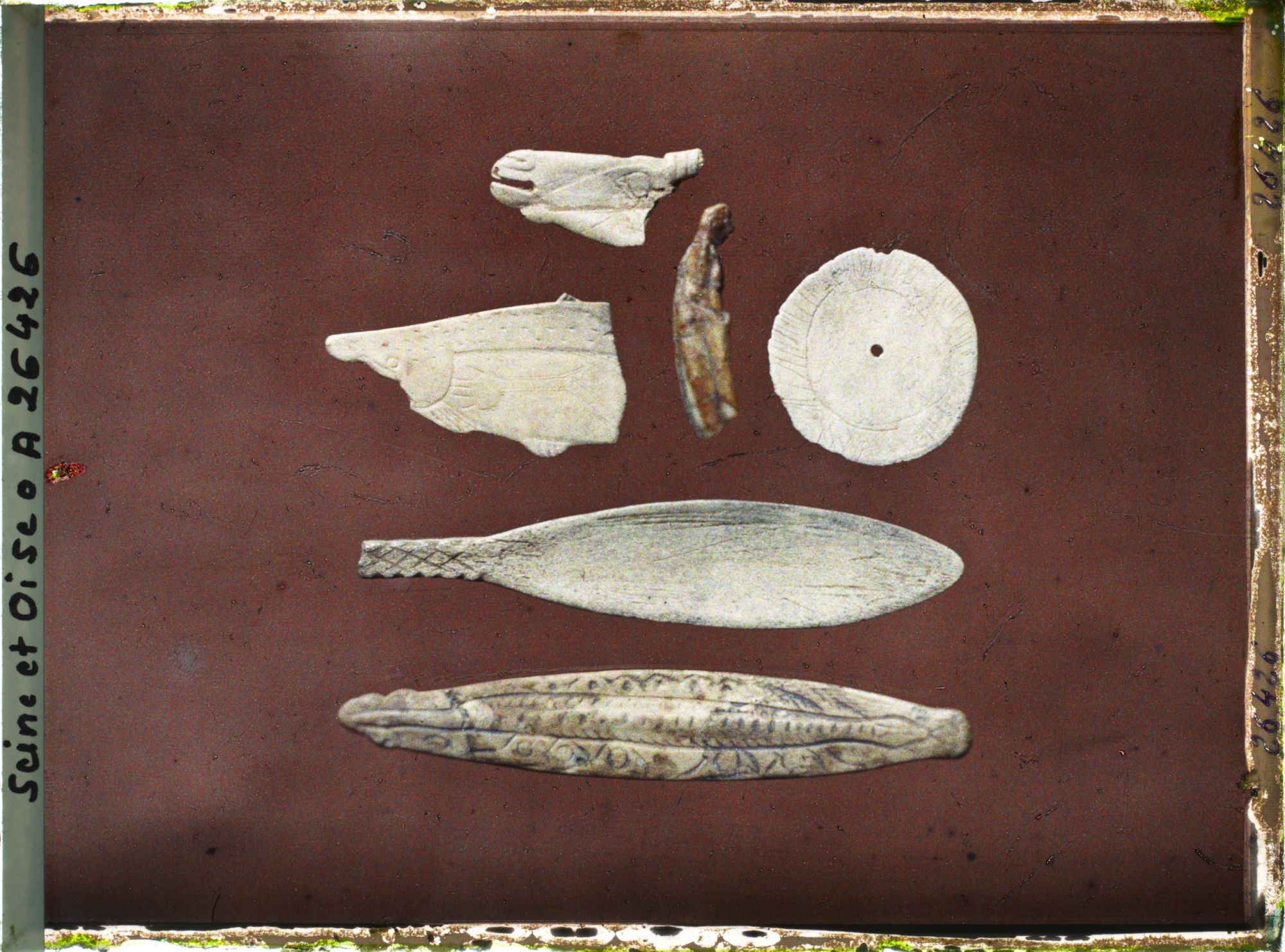 Image représentant France, Musée de St Germain, Navette avec Serpent (Grotte de Lorthot) 47418 1 Cuillère (Gourdan) 47440-1 Bison (Lorthet) 47280- Disque solaire, mas d'Azil 47229 (Tête de Ch.) Chevire (Gourdan) 47052- Tête de femme en ronde bosse s/ dent de Cheval (Mas d'Azil) 47038.