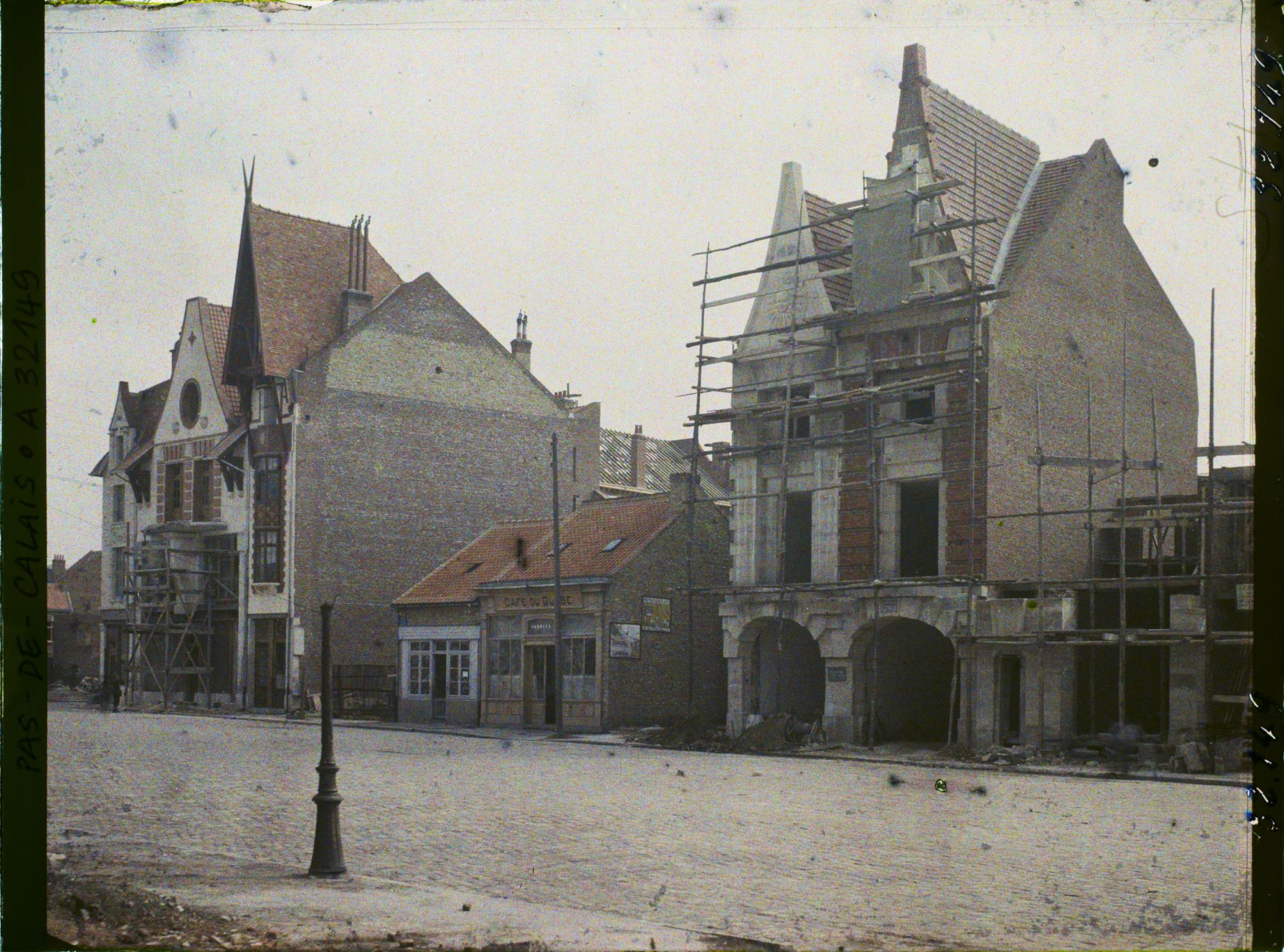 Image représentant France, Béthune, Contre jour vers les nouvelles maisons de la Grande Place