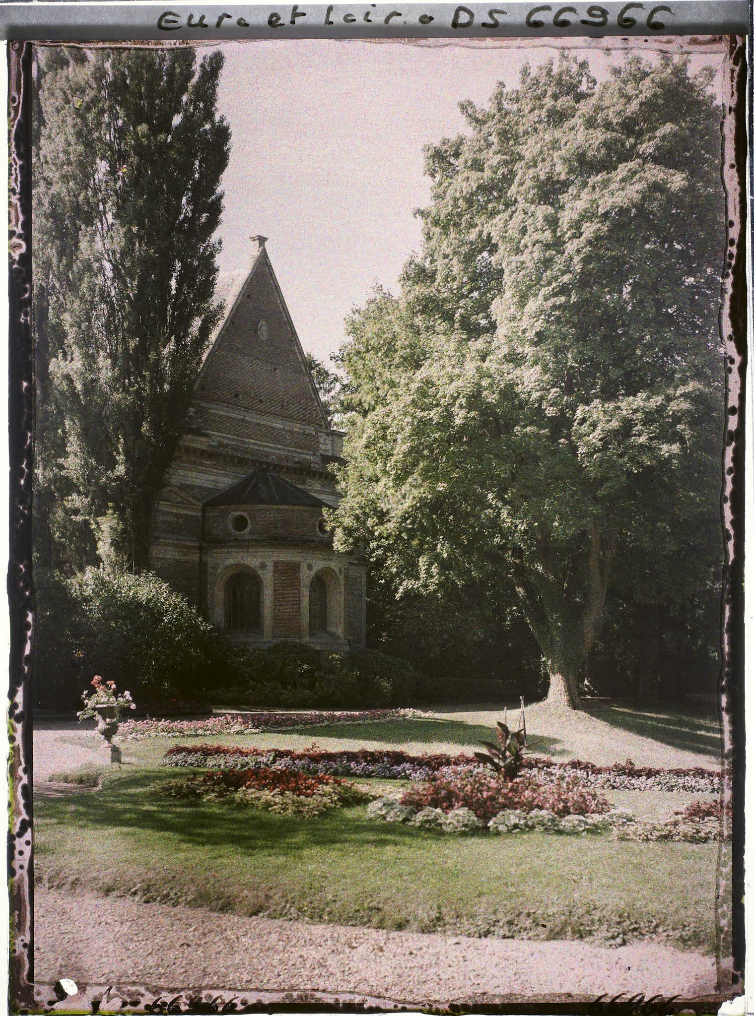 Image représentant Parterre et façade côté parc de la chapelle funéraire du château
