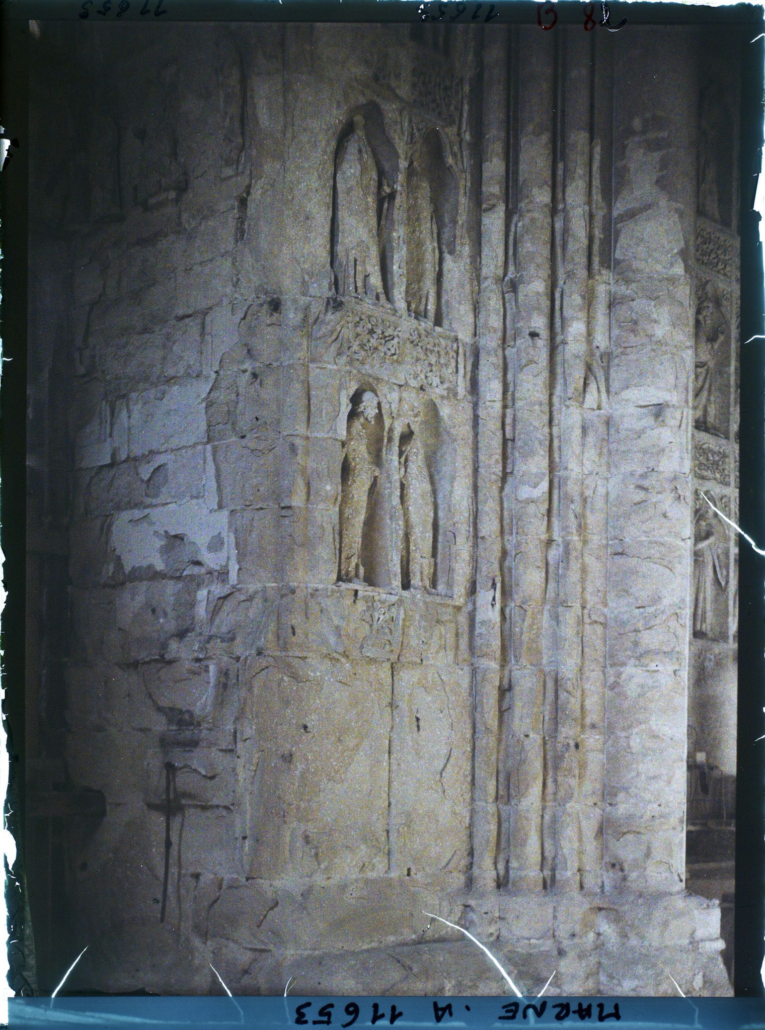 Image représentant France, Reims, Cathédrale, Porche Gauche pierres brulées
