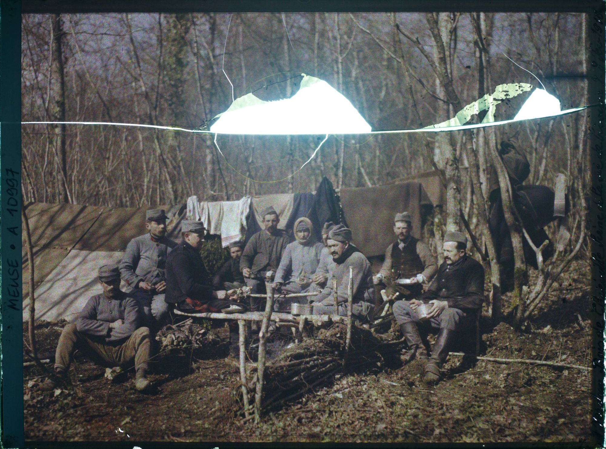 Image représentant France, près Verdun, Bois de Thieville, Scène de la vie de bivouac