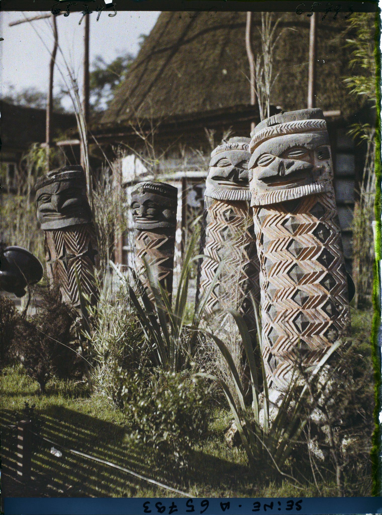 Image représentant L'Exposition Coloniale Internationale de 1931, la section de la Nouvelle-Calédonie, sculptures kanakes