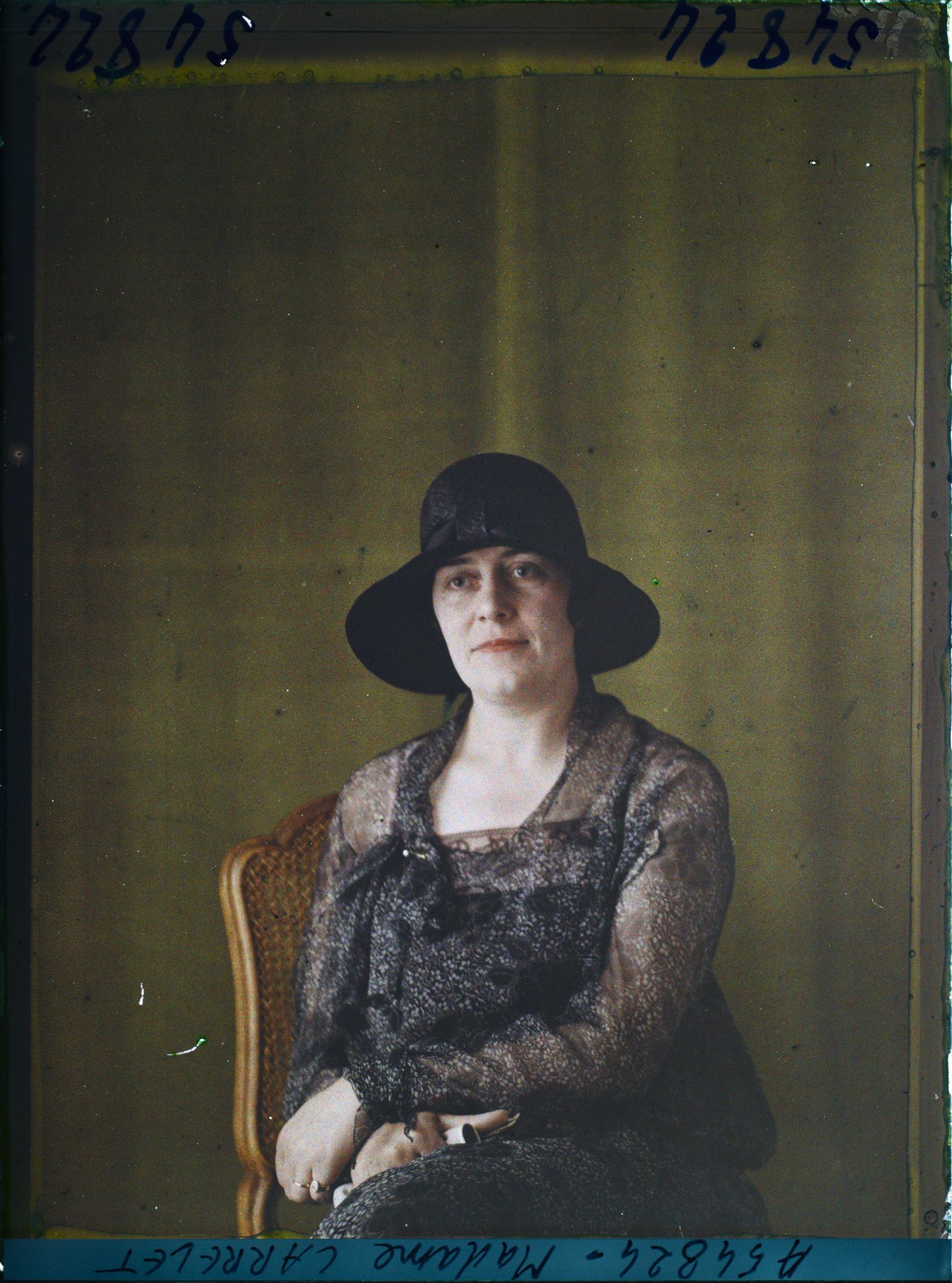 Image représentant https://musee-albert-kahn.s-museum.fr/home/NWQ2OTAwYzNmYjZlZTk1ZWQwODJmMjY4L2dlbmVyaWMtbm90aWNlLXRhYi9hdXRob3JpdHkvNjE3YTc5ZjVjZjhiODk2OGIzMzM3ZDIx/5d6900c3fb6ee95ed082f268/generic-notice-tab/authority/617a79ebcf8b8968b3336a39 Madame Madeleine Carrelet