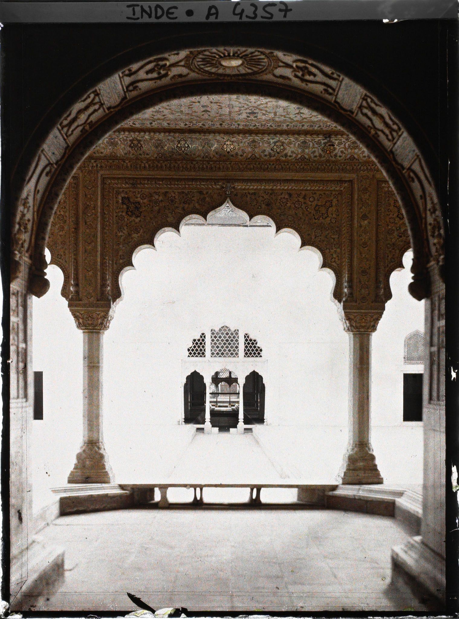 Image représentant Dans le fort Rouge (Lal Qila), les bassins vides du bâtiment de la garde-robe (Tosha-Khana) dans les appartements privés de l'empereur
