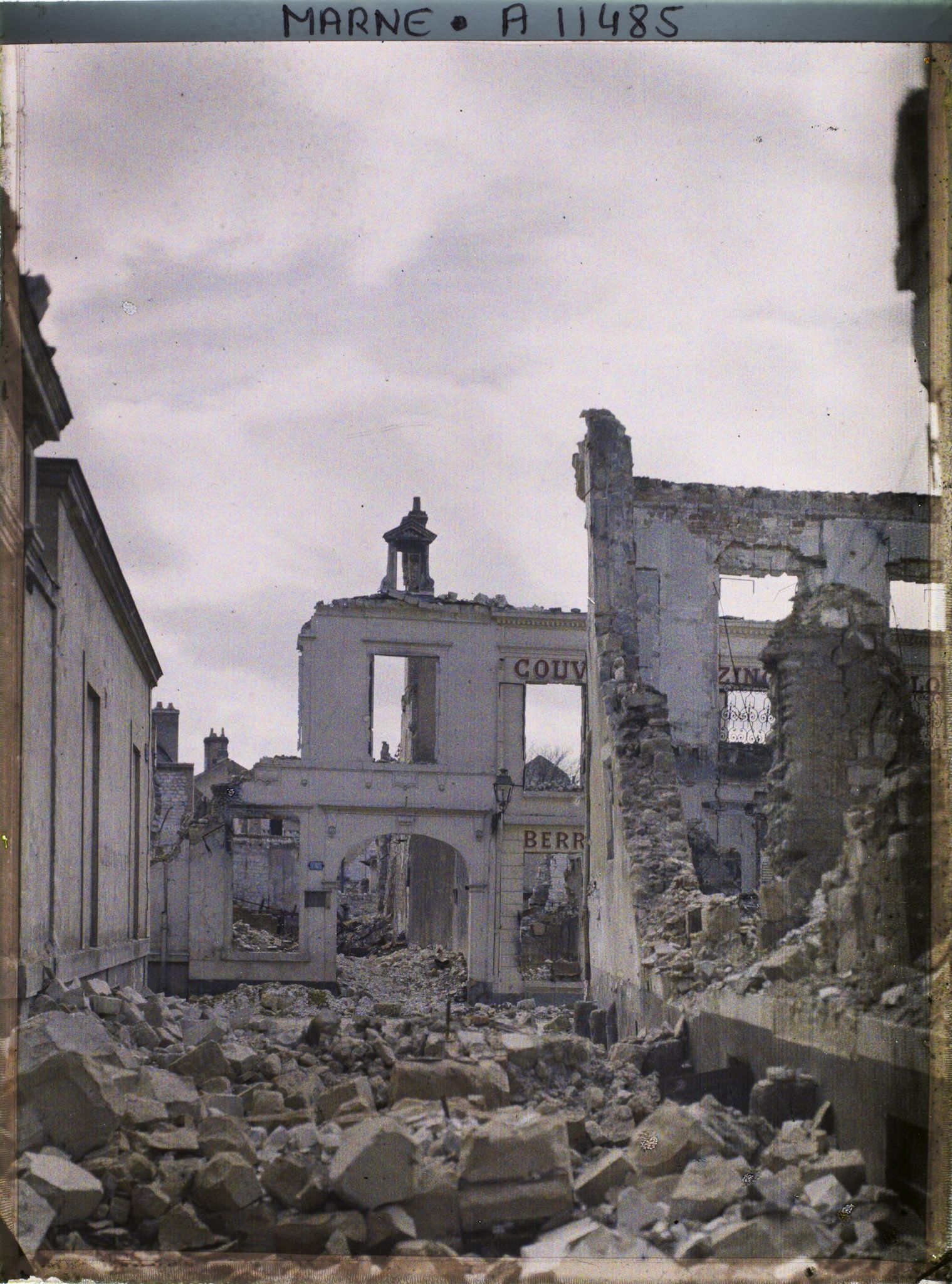 Image représentant Ruines rue de la Grue, au fond l'entreprise de zinguerie Berriot Fres, Maurice Hutin et Cie, rue Eugène Desteuque
