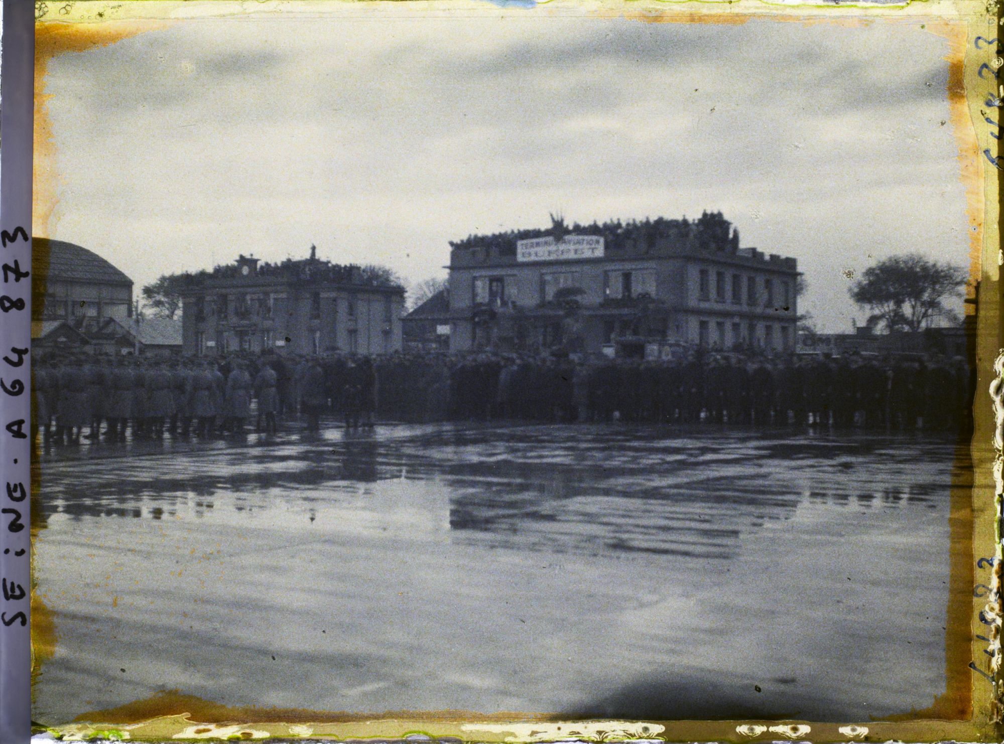 Image représentant La foule attendant le retour de Costes et Bellonte après leur triomphal raid aérien Paris-New-York