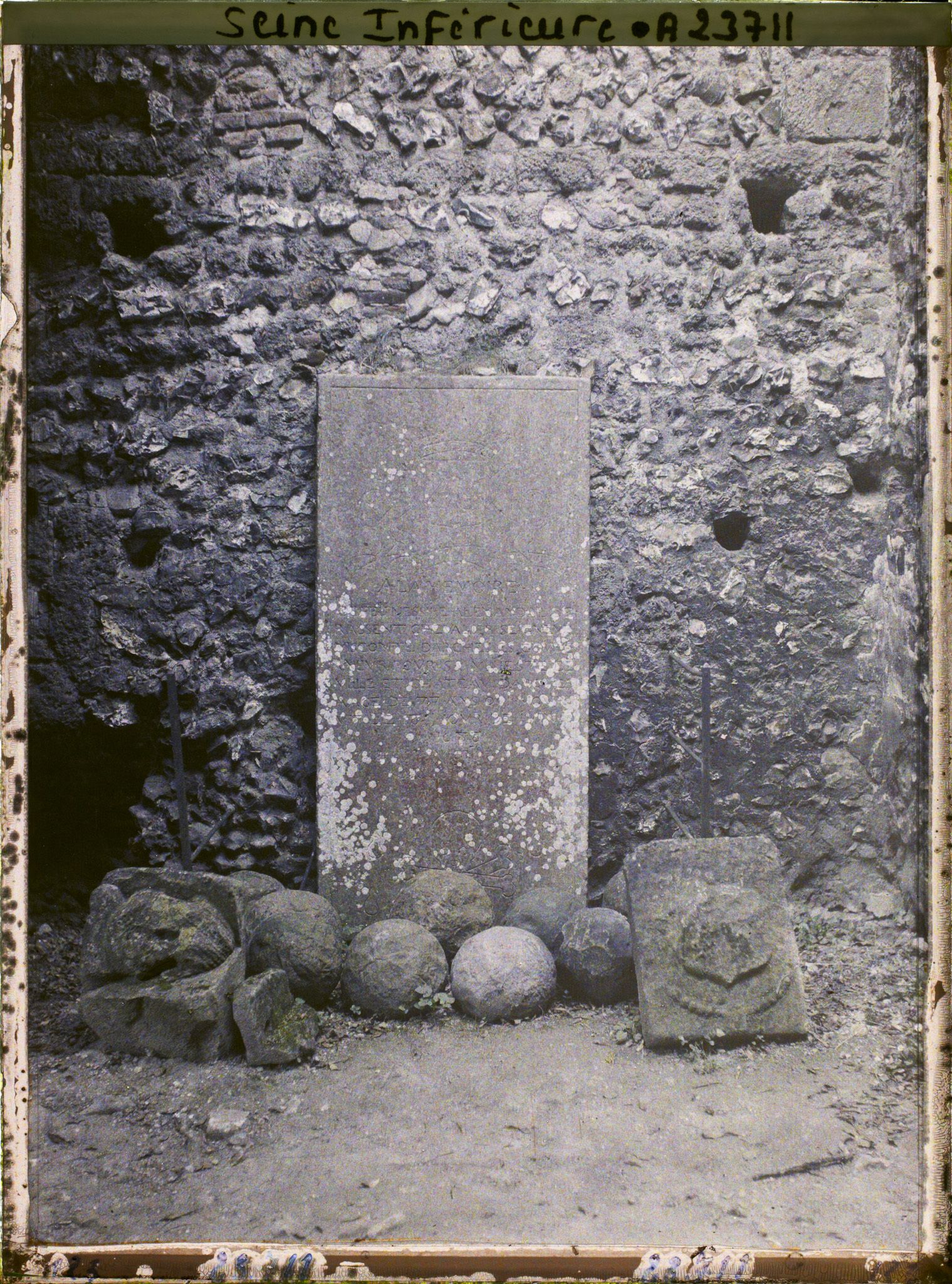 Image représentant La pierre tombale du dernier Gouverneur du château et boulets de canon datant du XIVe siècle