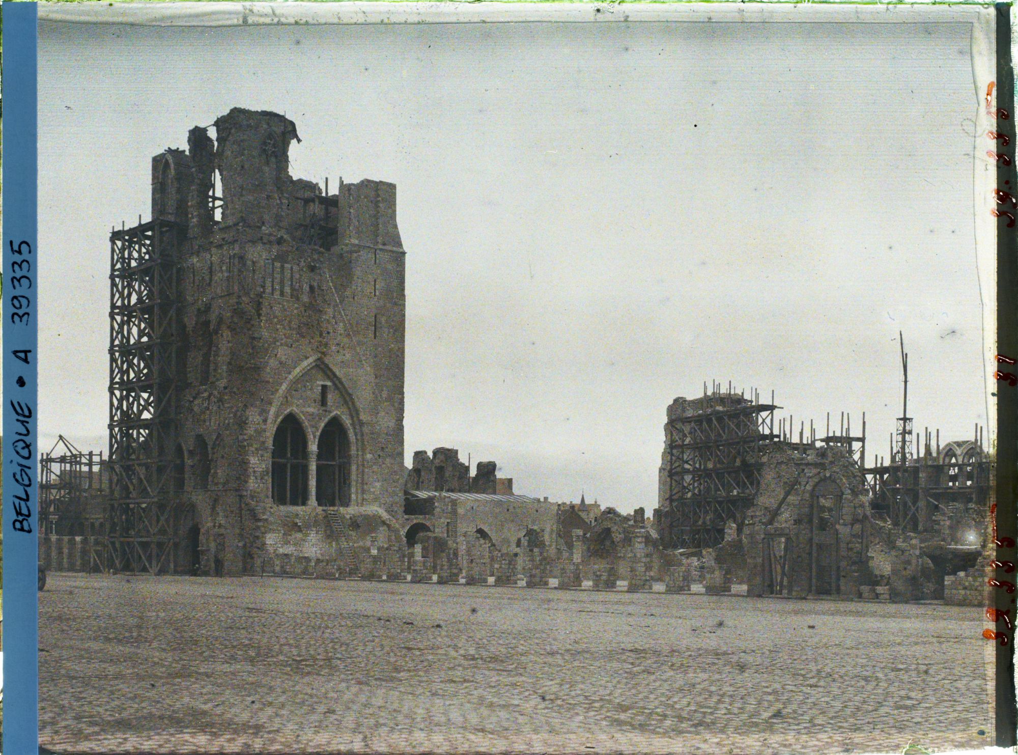 Image représentant Belgique, Ypres, Ruines des Halles vues de la Grande Place