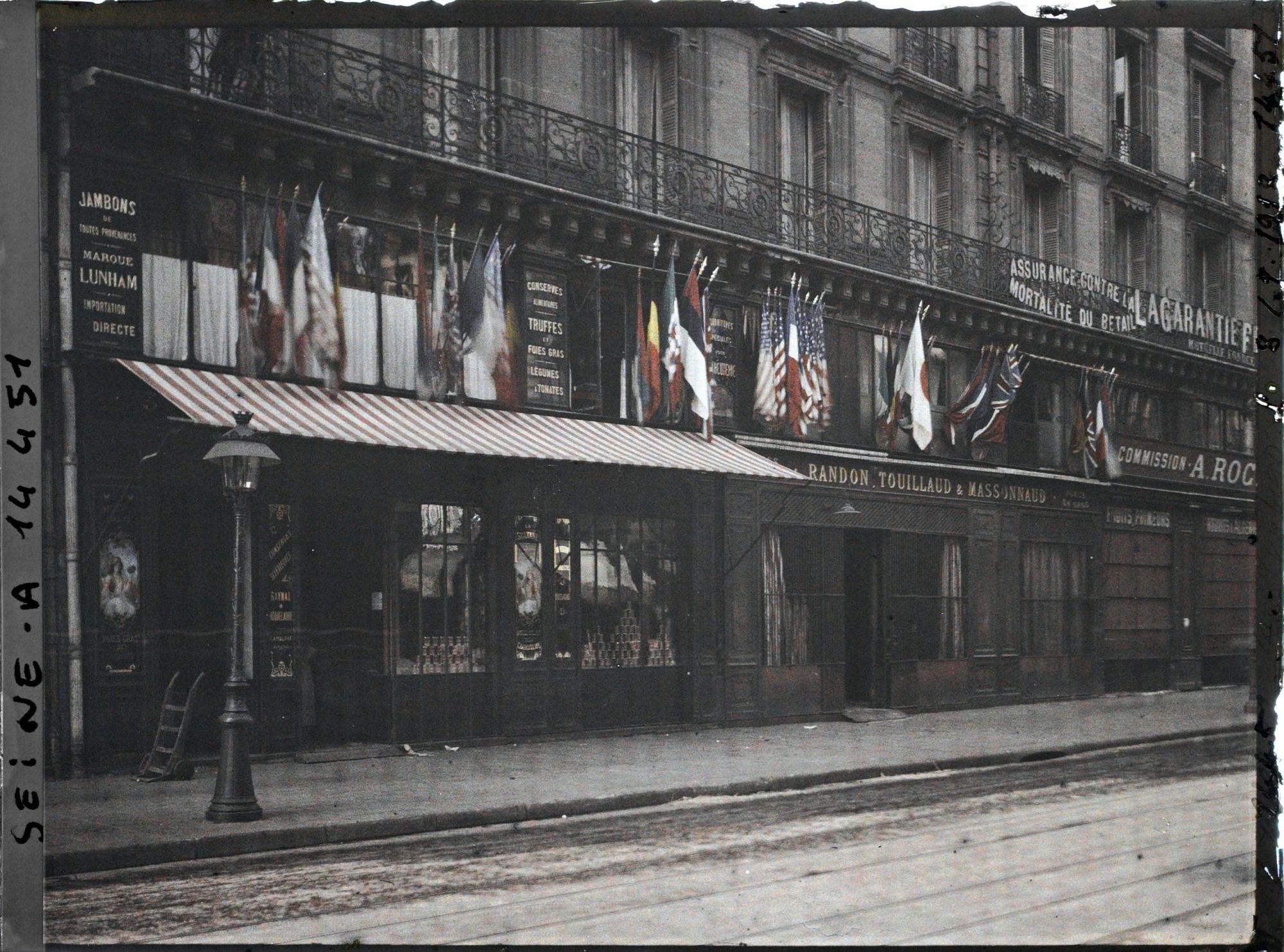 Image représentant Magasins d'alimentation et charcuterie décorée de drapeaux au 3 rue de Turbigo