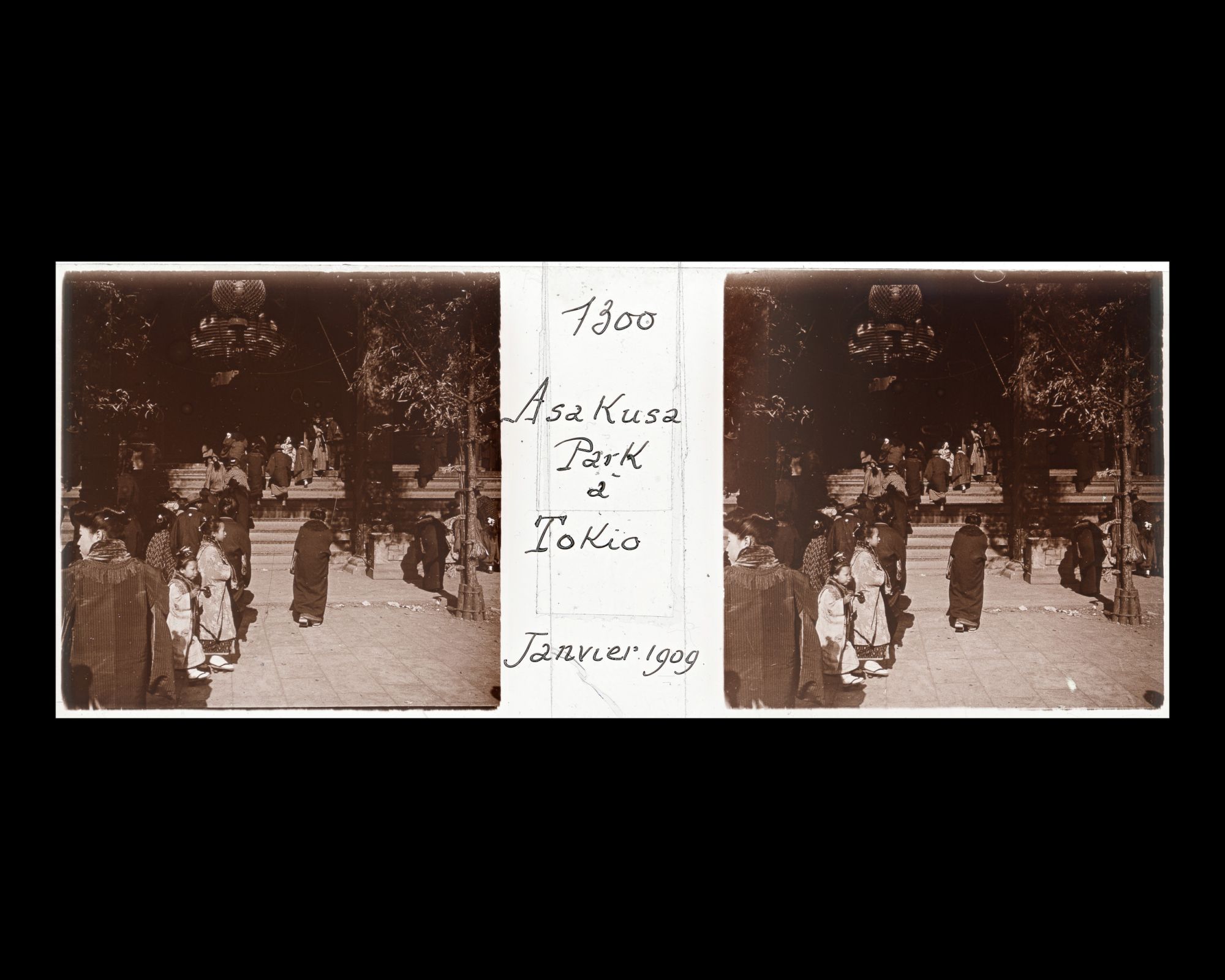 Image représentant Fidèles près du temple Asakusa, à Asakusa Park