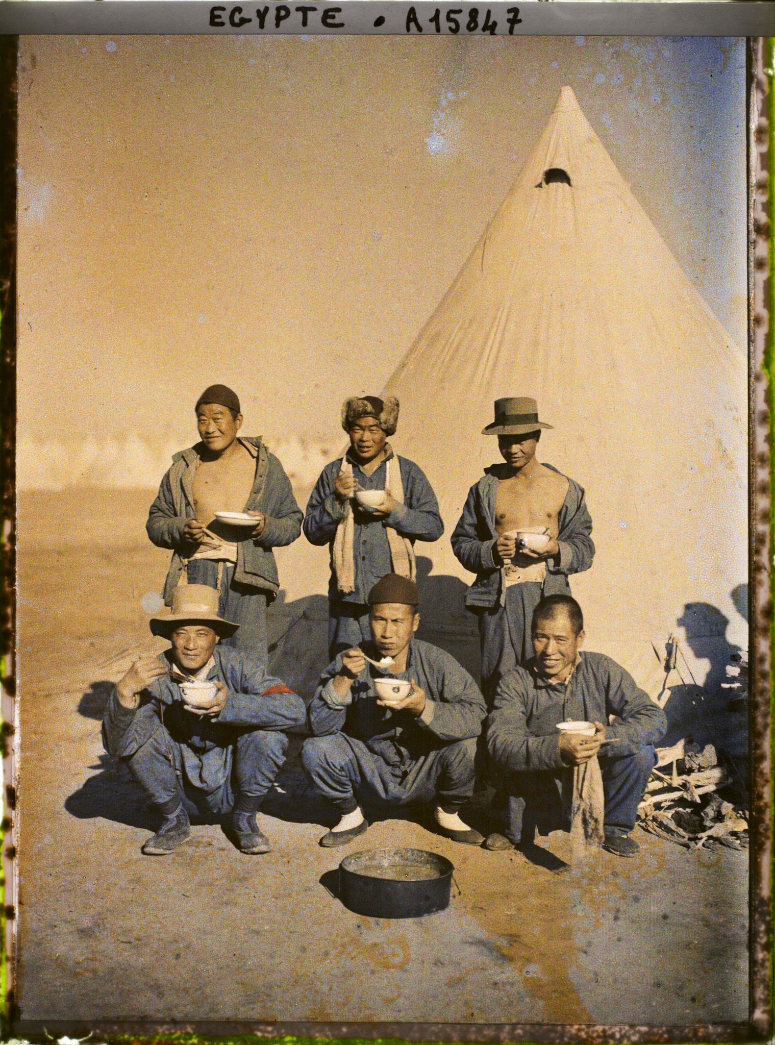 Image représentant Travailleurs chinois en plein repas dans leur campement