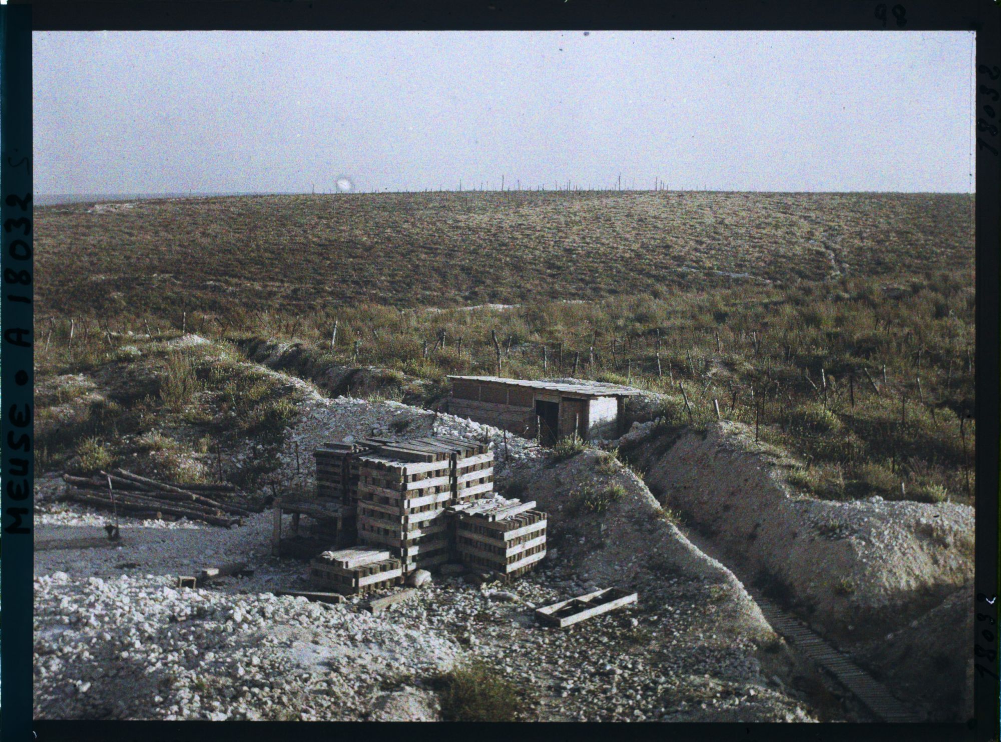 Image représentant France, Fort de Vaux, Ce qui reste du Bois du Chapitre vu du fort de Vaux