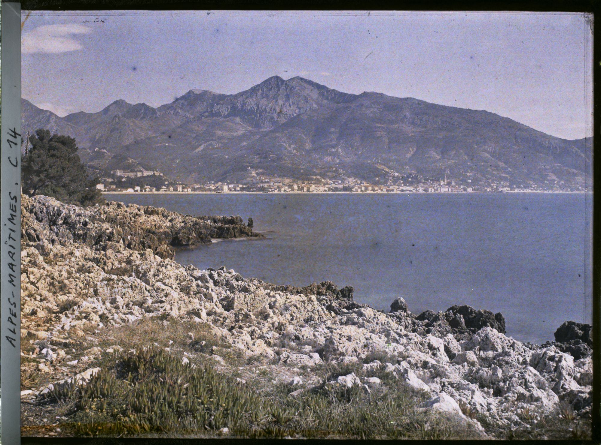 Image représentant Baie de Menton vue depuis le rivage rocheux du cap Martin