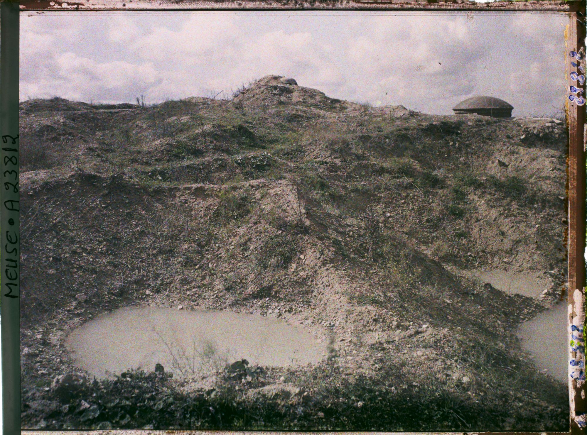 Image représentant France, Verdun, Fort du Douaumont Vue prise sur le fort  aspect du sommet du fort