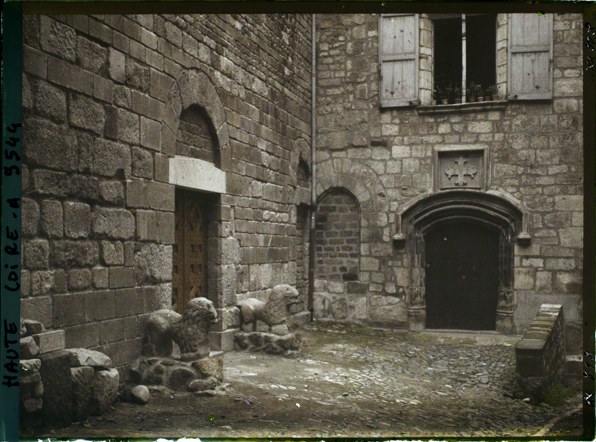 Image représentant La porte du baptistère Saint-Jean flanquée de deux lions de pierre