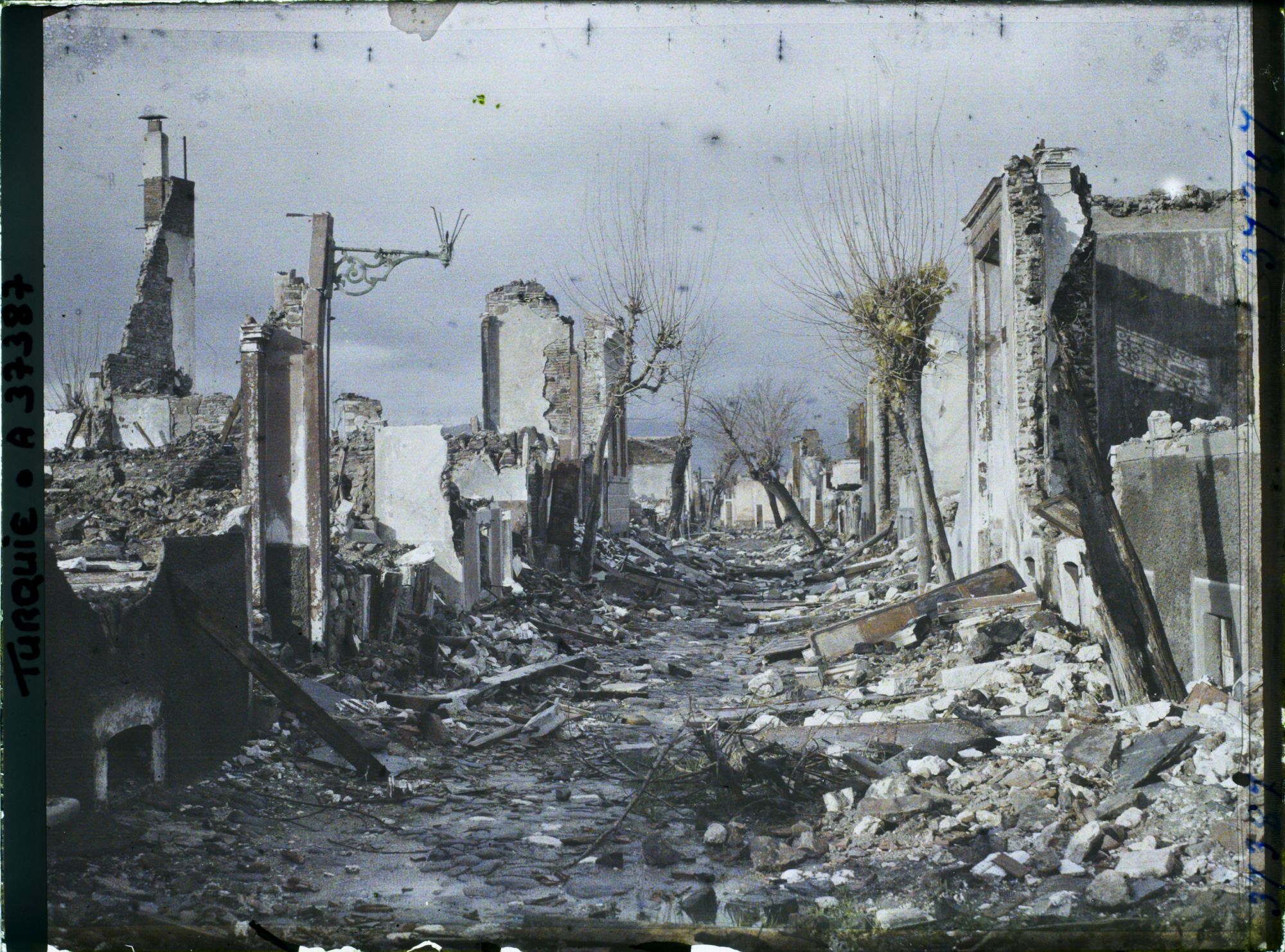 Image représentant Turquie, Smyrne, Incendie de Smyrne en Septembre 1922, Quartier Tchayirli-Bagtché (même quartier) Rue Dabagrané autre aspect