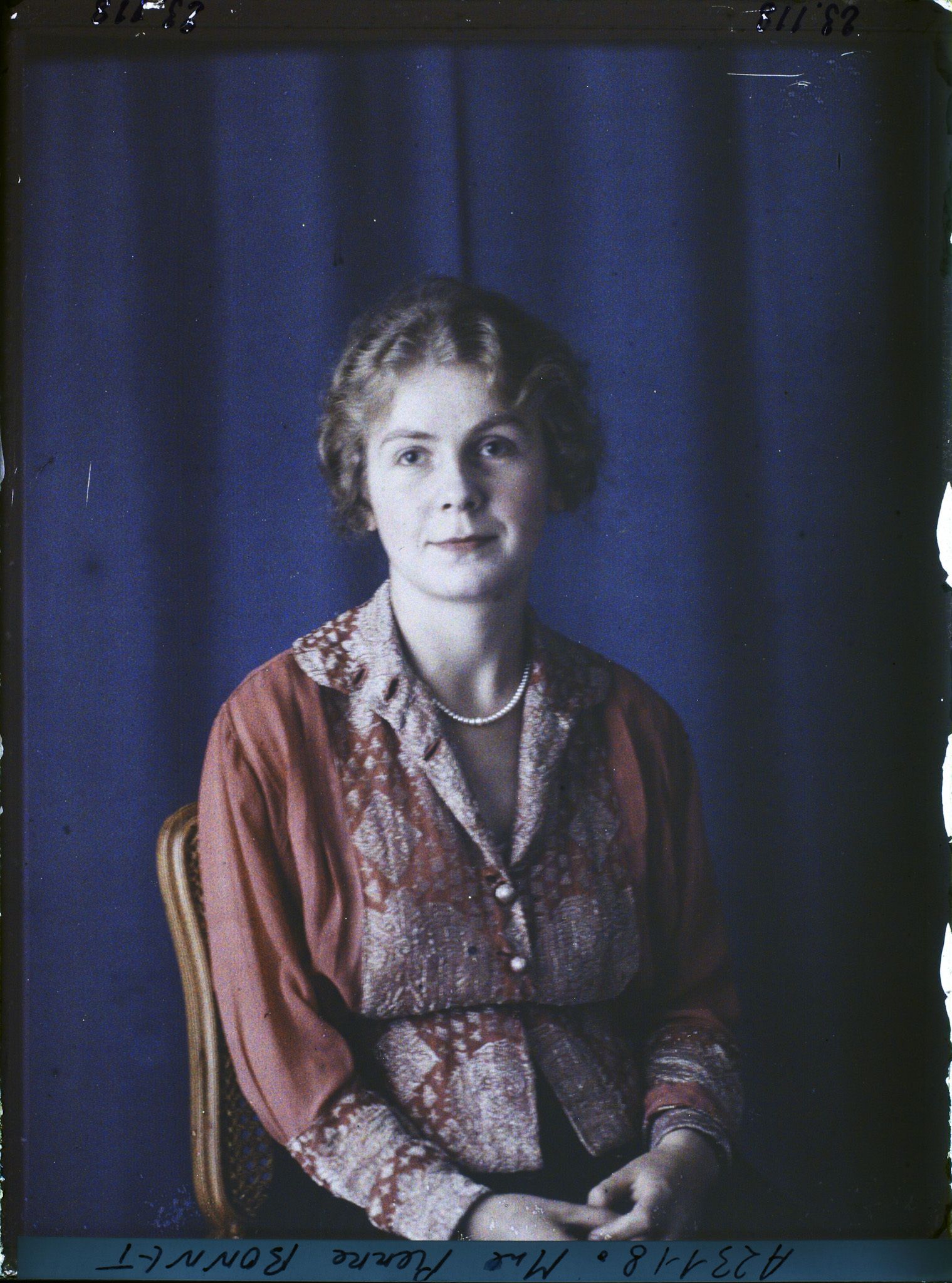 Image représentant https://musee-albert-kahn.s-museum.fr/home/NWQ2OTAwYzNmYjZlZTk1ZWQwODJmMjY4L2dlbmVyaWMtbm90aWNlLXRhYi9hdXRob3JpdHkvNjE3YTc5ZjVjZjhiODk2OGIzMzM3ZDIx/5d6900c3fb6ee95ed082f268/generic-notice-tab/authority/617a79ebcf8b8968b3337b78 Madame Pierre Bonnet