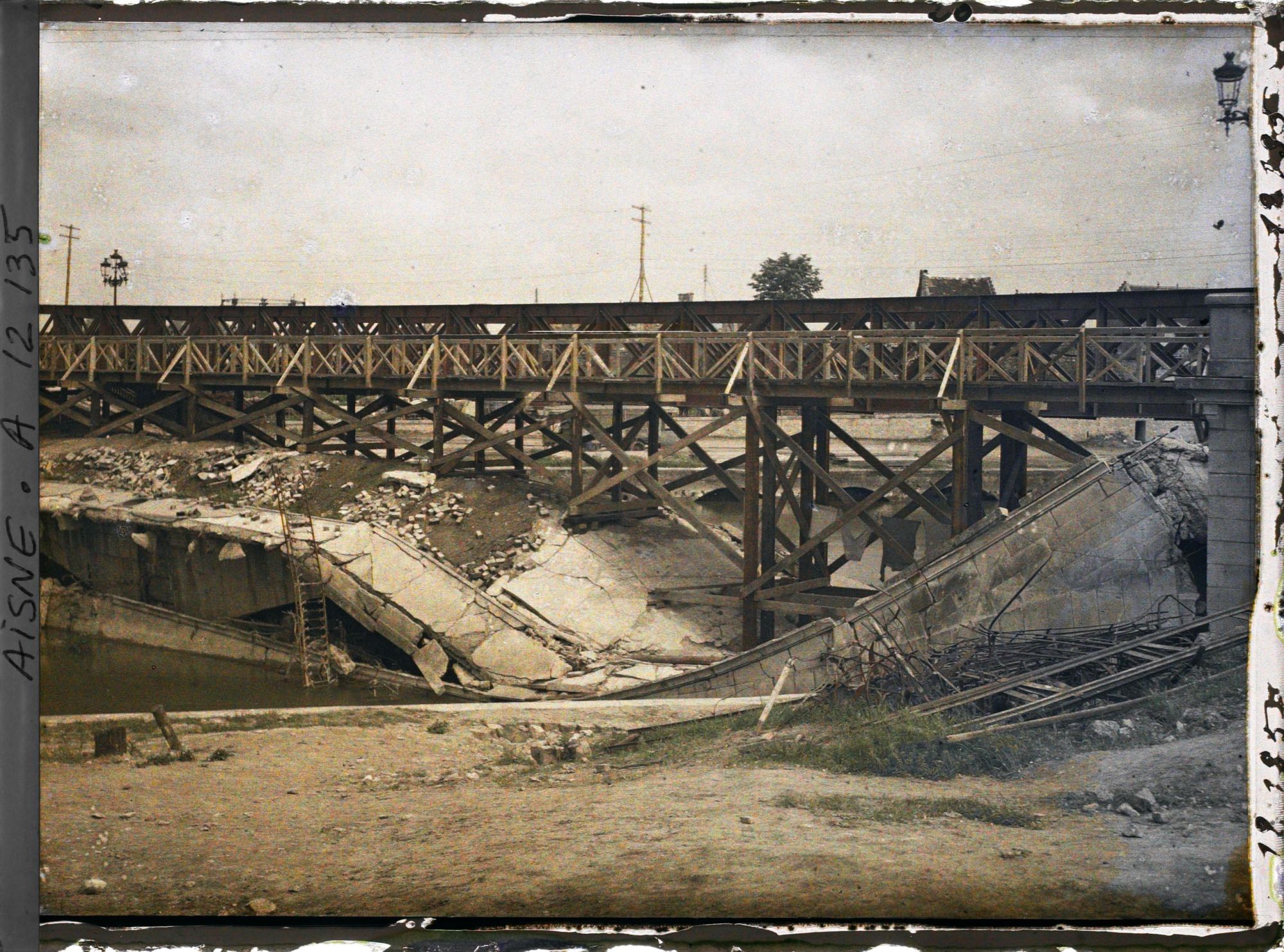 Image représentant Le pont du Mail sur l'Aisne détruit et reconstruit par le génie