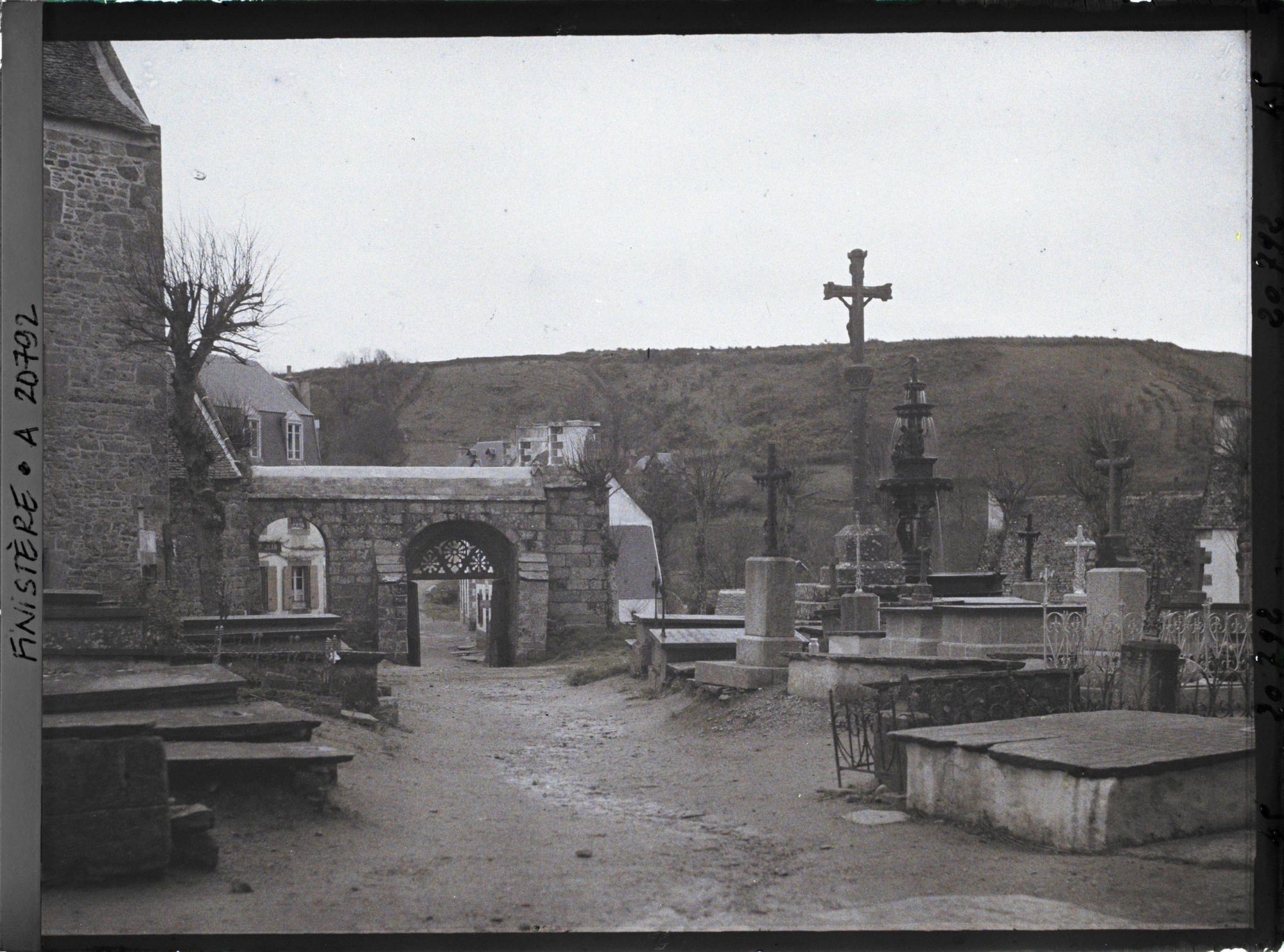Image représentant Le cimetière et le porche de l'enclos paroissial