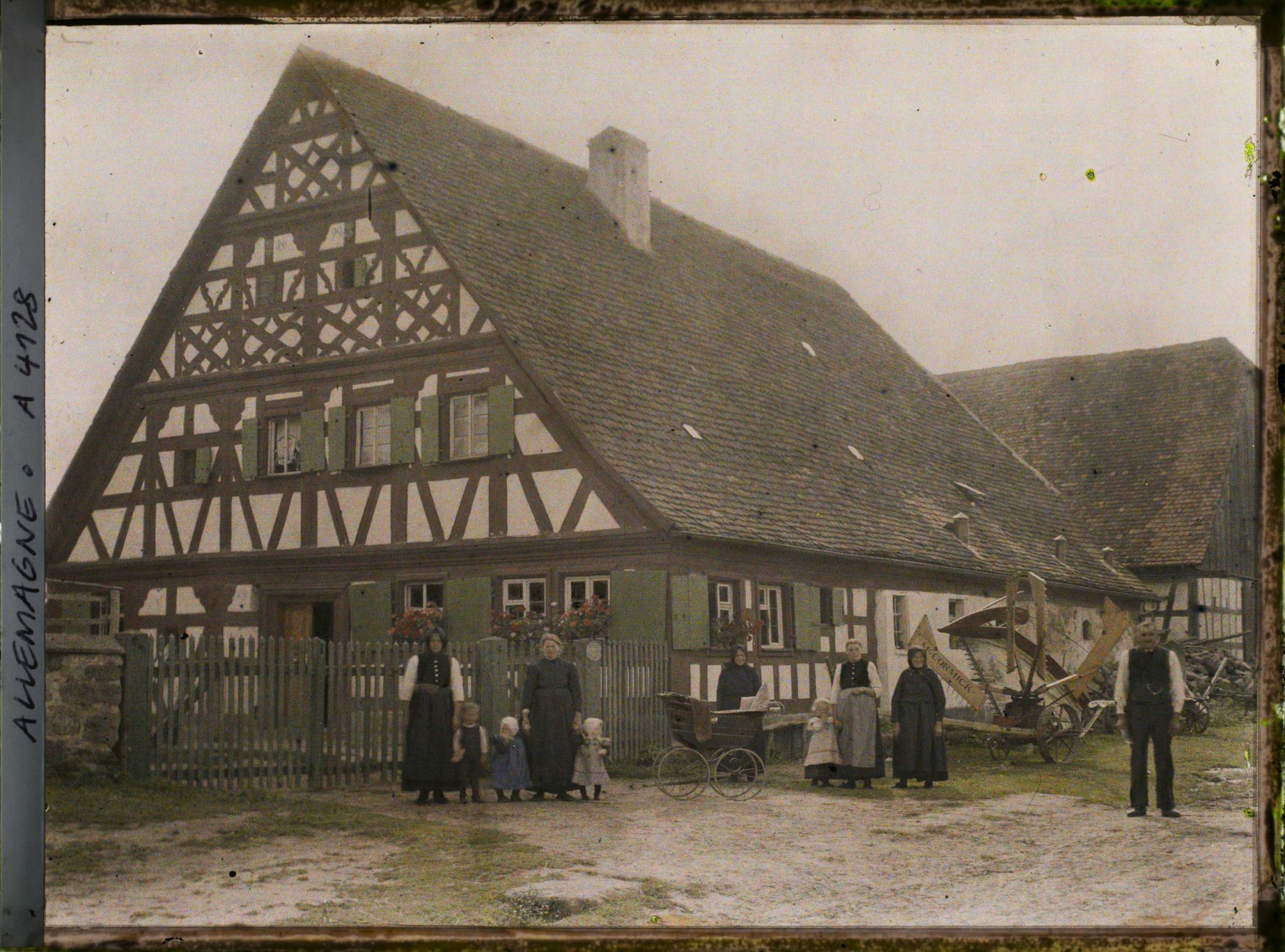 Image représentant Groupe posant devant une ferme