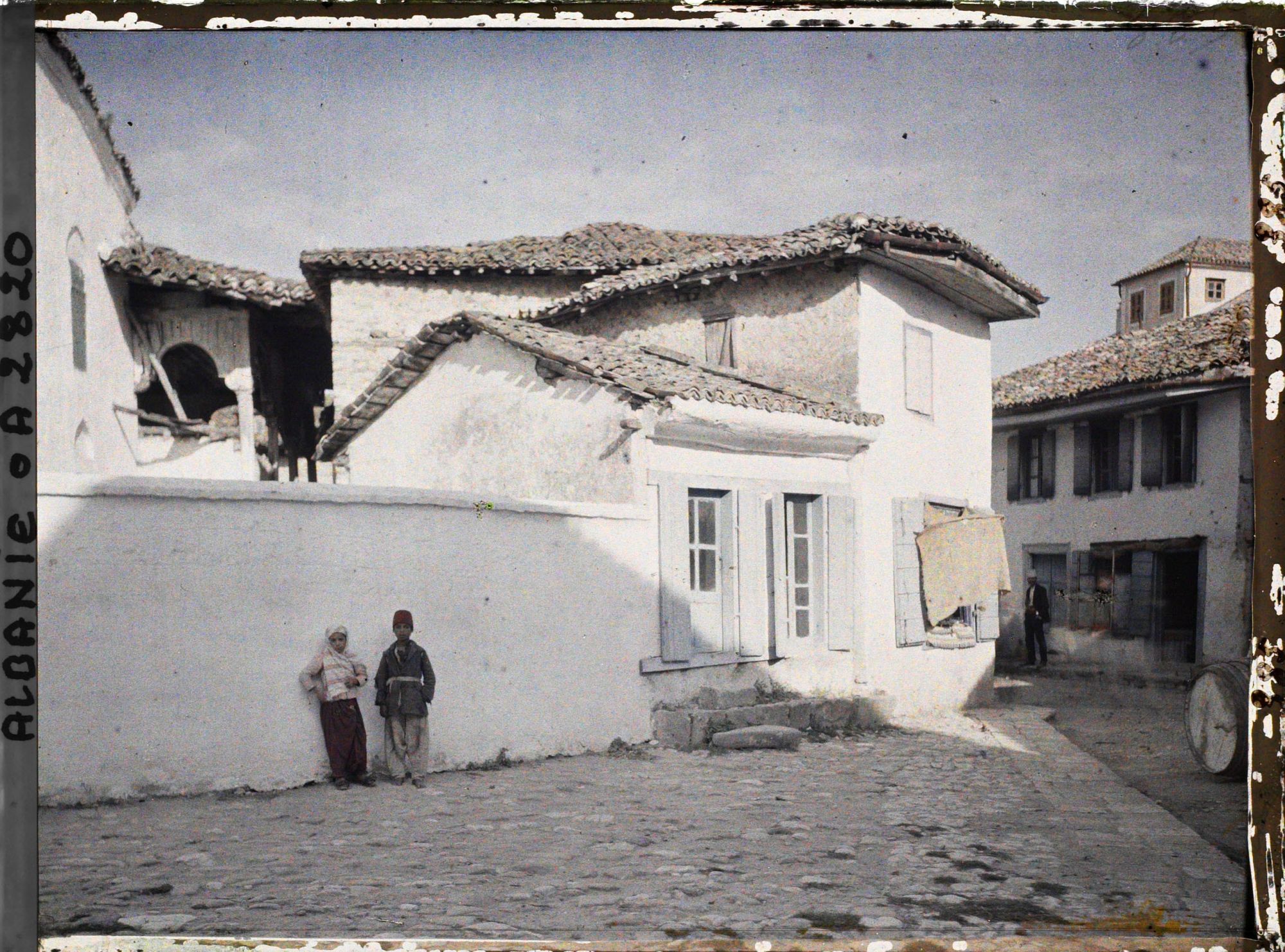Image représentant Deux enfants devant le mur de la cour d'une mosquée