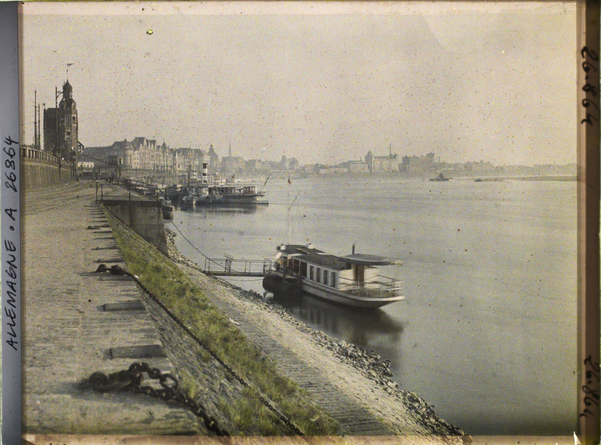 Image représentant Allemagne, Düsseldorf, Occupation Française Les Rives du Rhin vues vers l'amont du fleuve