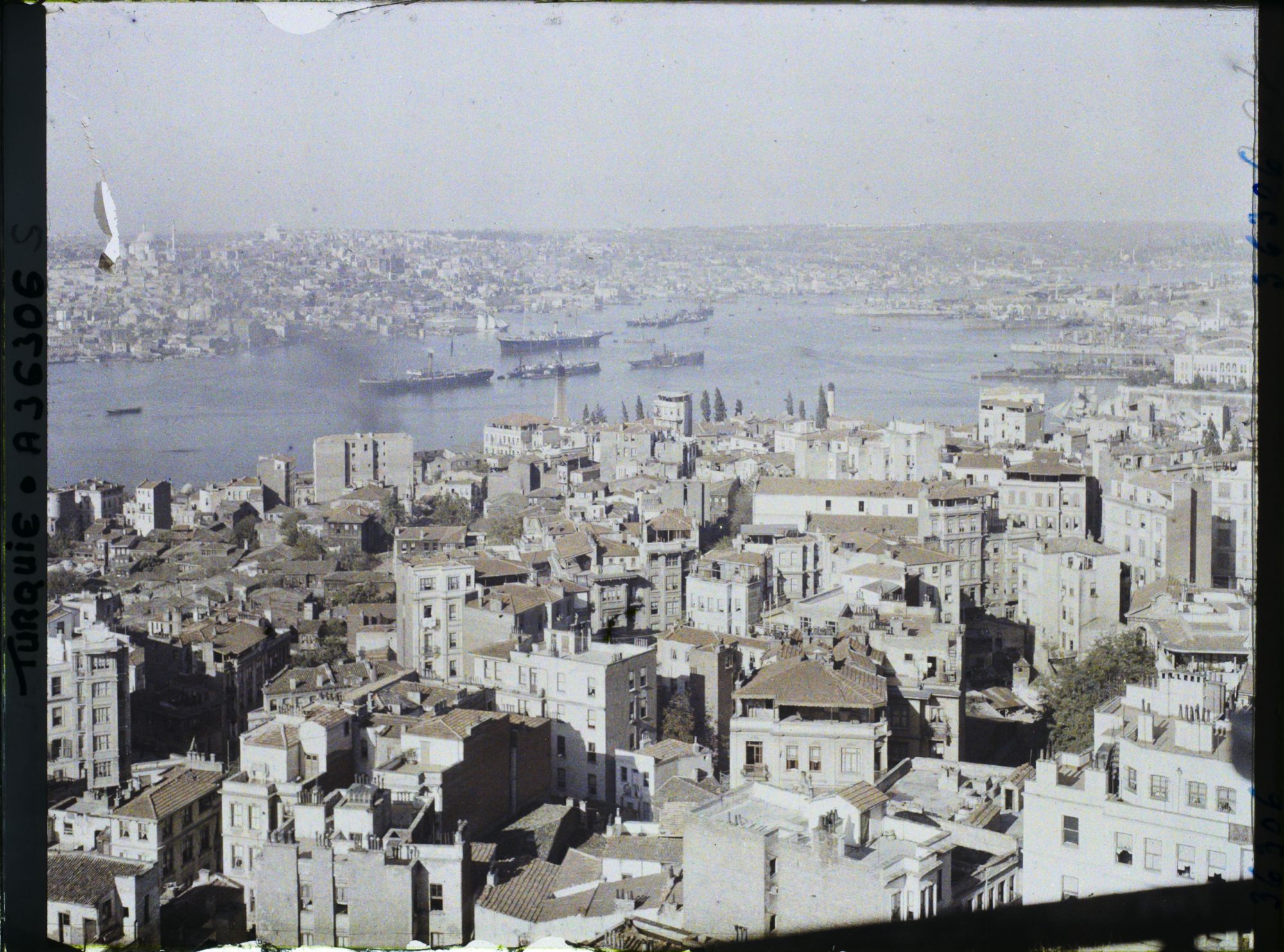 Image représentant La Corne d'Or, vue depuis le haut de la tour de Galata (rive gauche, nord) vers le faubourg d'Eyüp