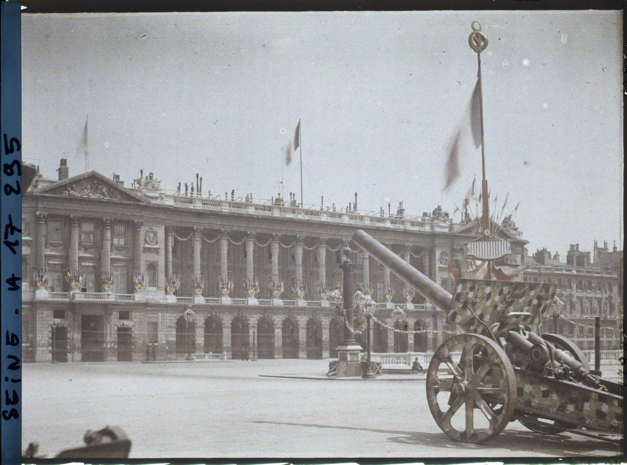 Image représentant L'hôtel de la Marine décoré pour les fêtes de la Victoire des 13 et 14 juillet, place de la Concorde