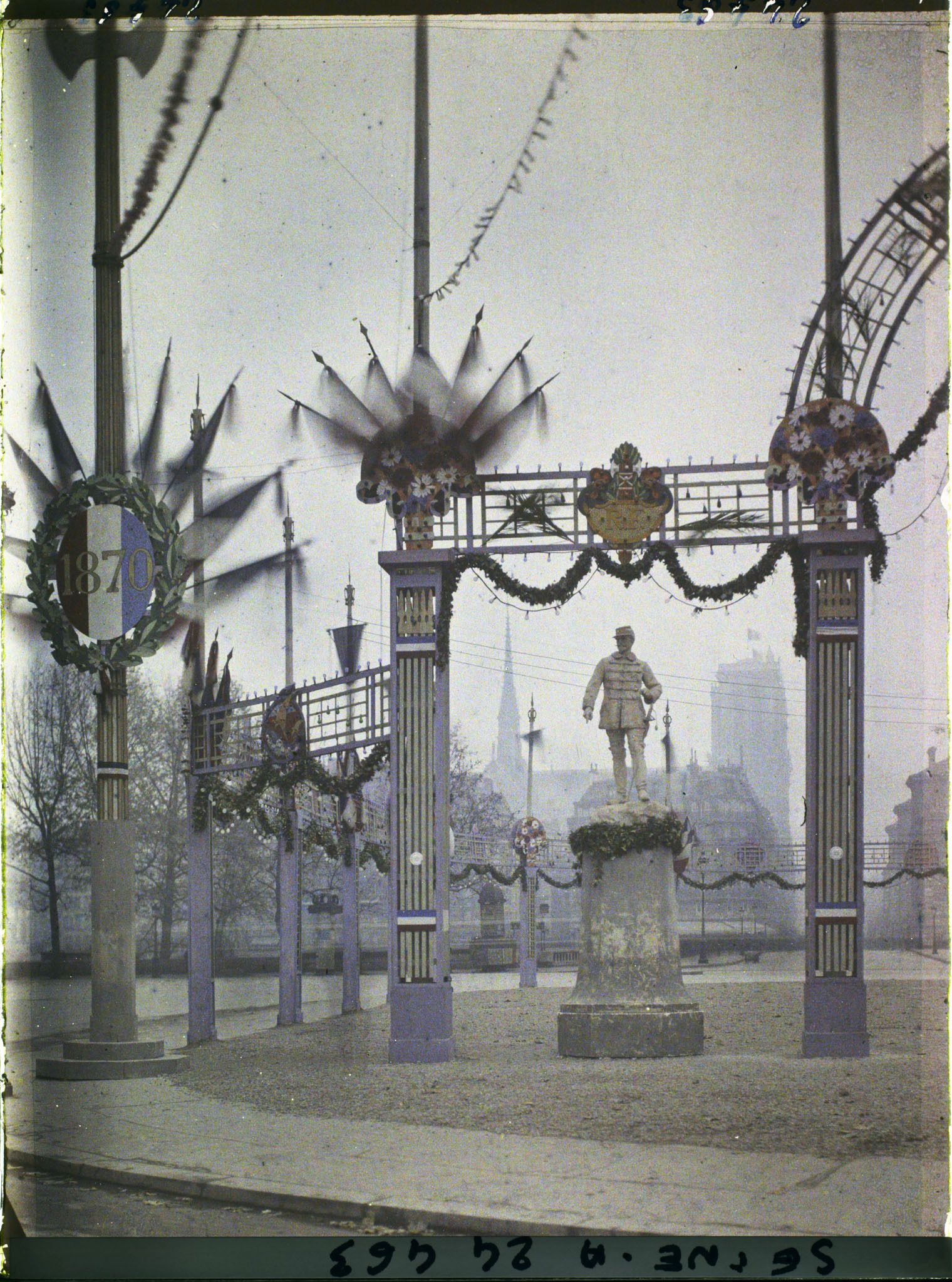 Image représentant La statue du général Chanzy place de l'Hôtel de Ville pour le Cinquantenaire de la IIIe République