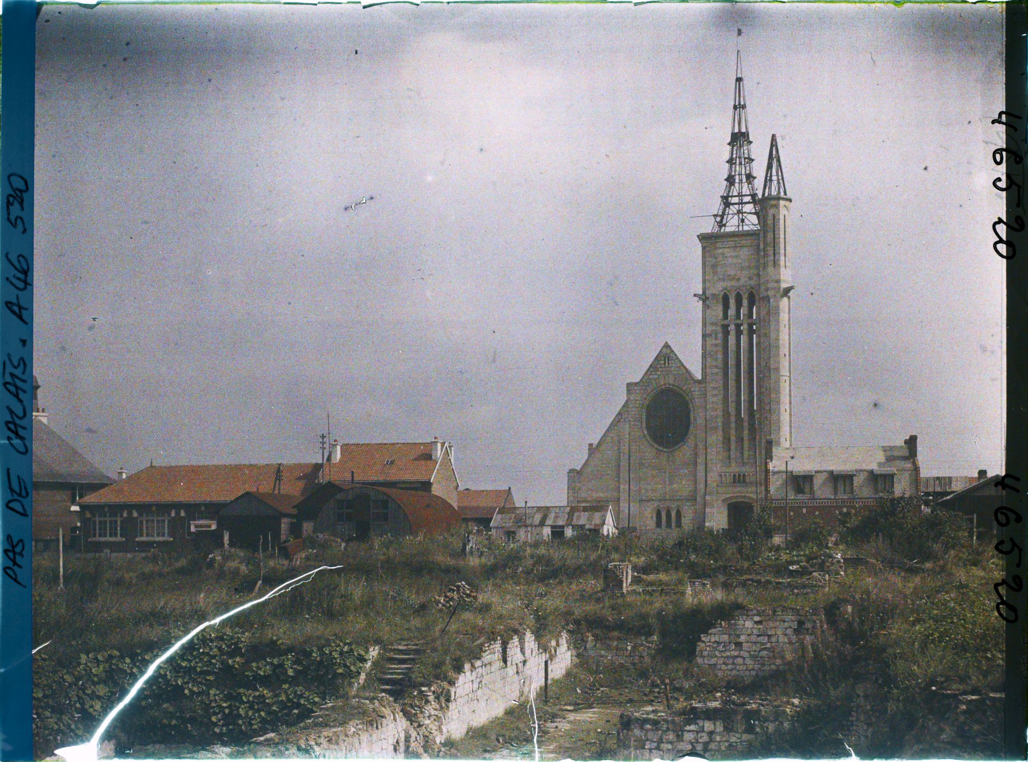 Image représentant France, Neuville-St-Vaast, L'Eglise vers la façade