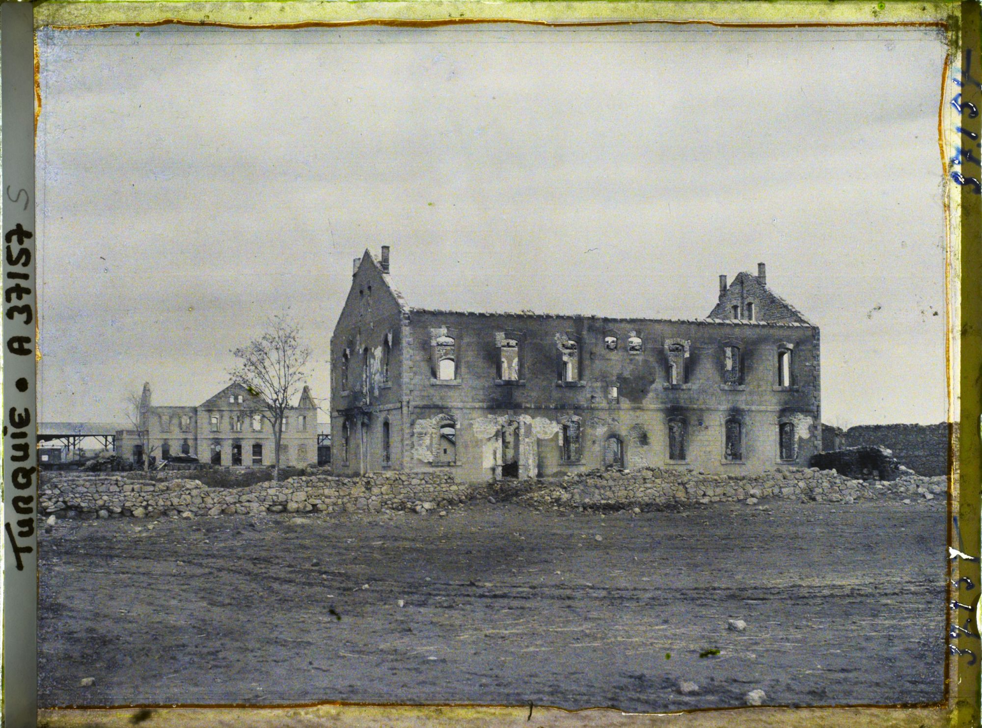 Image représentant Le Grand Hôtel de la gare incendiée