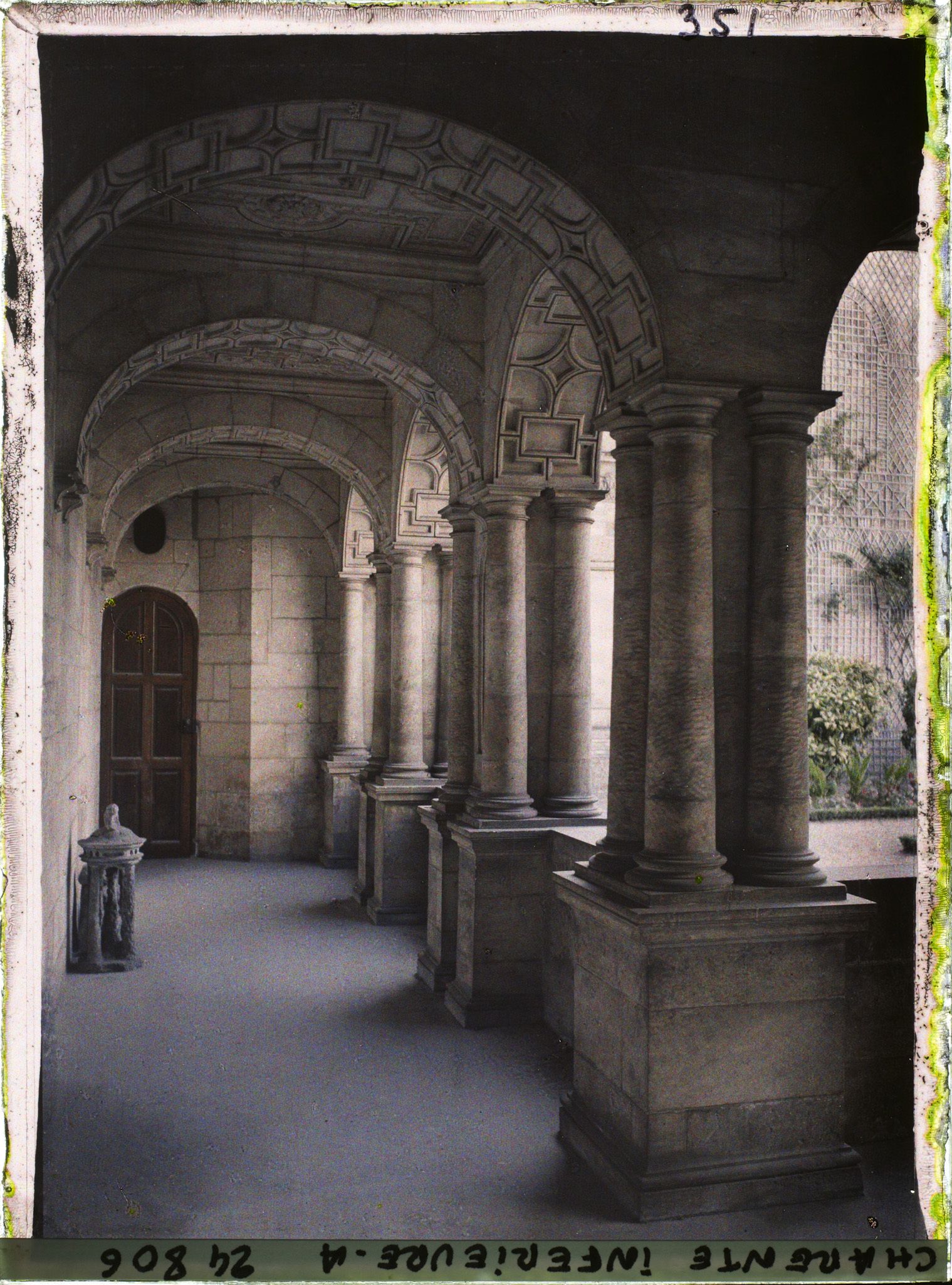 Image représentant les colonnes de la dite Maison d'Henri II