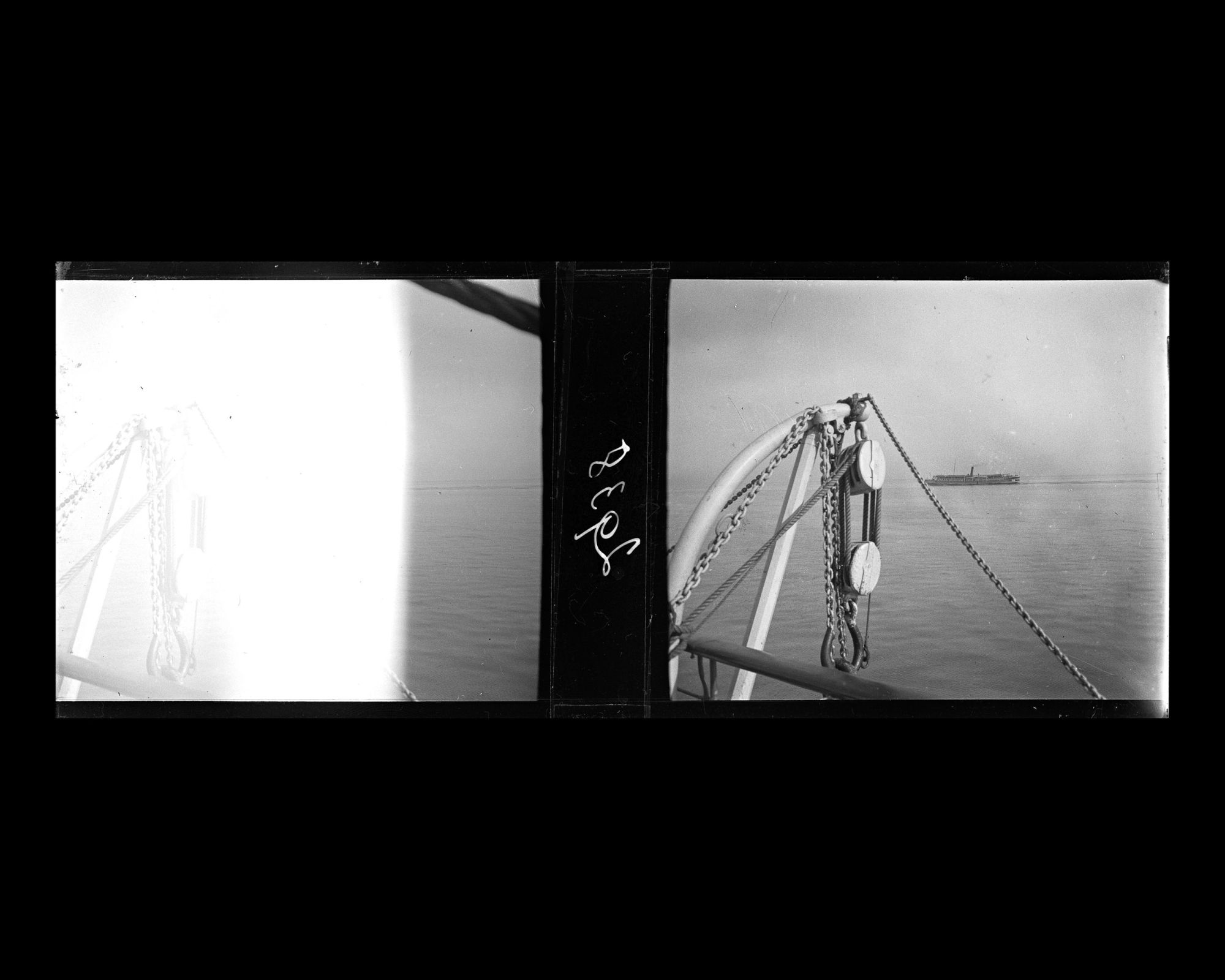 Image représentant Le bossoir de tribord à l'avant du vapeur chinois Kiang-Yu et un vapeur fluvial sur le Yangzijiang ("fleuve Bleu")