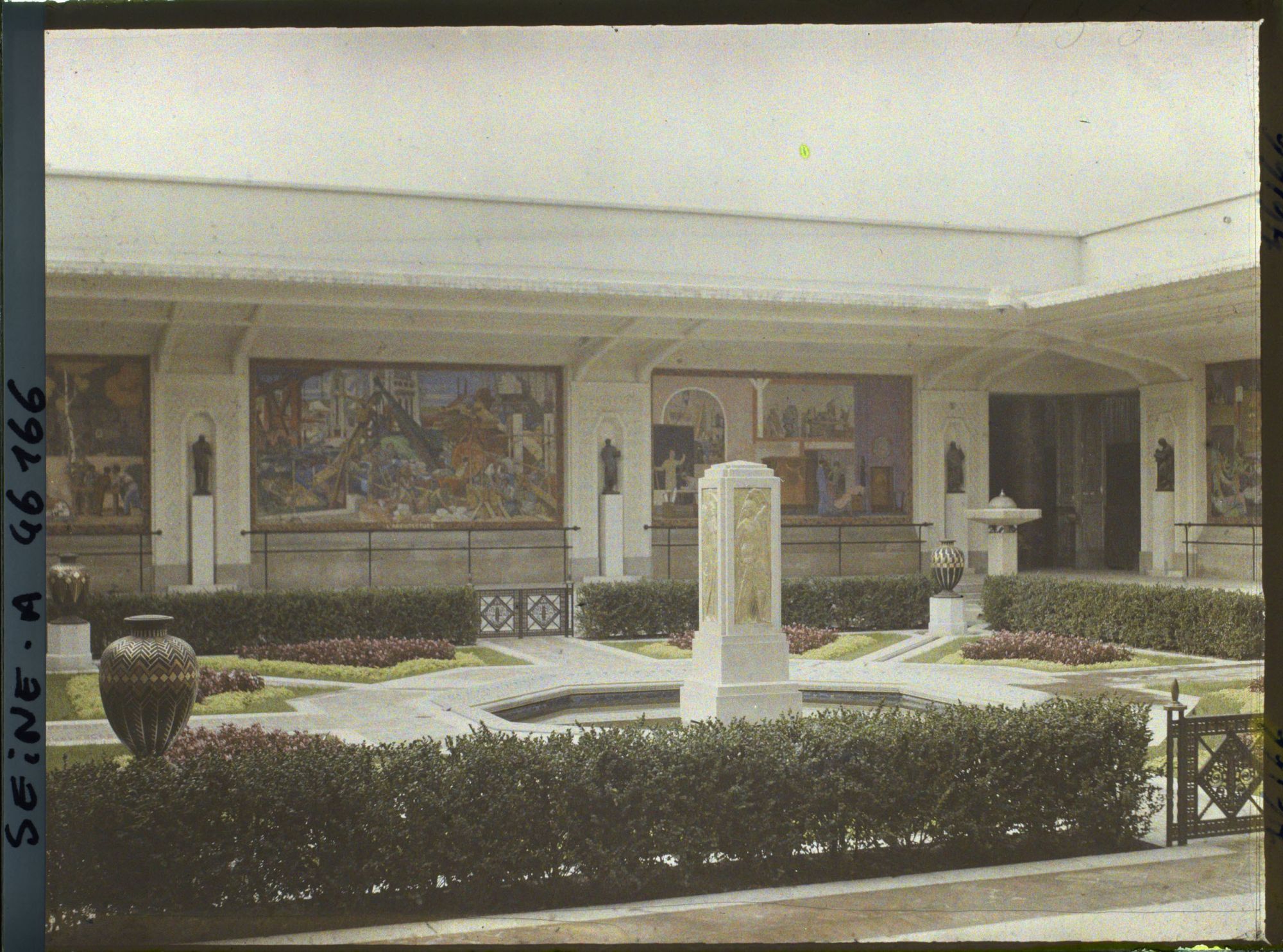 Image représentant L'Exposition des arts décoratifs, Cour des métiers, sur l' esplanade des Invalides