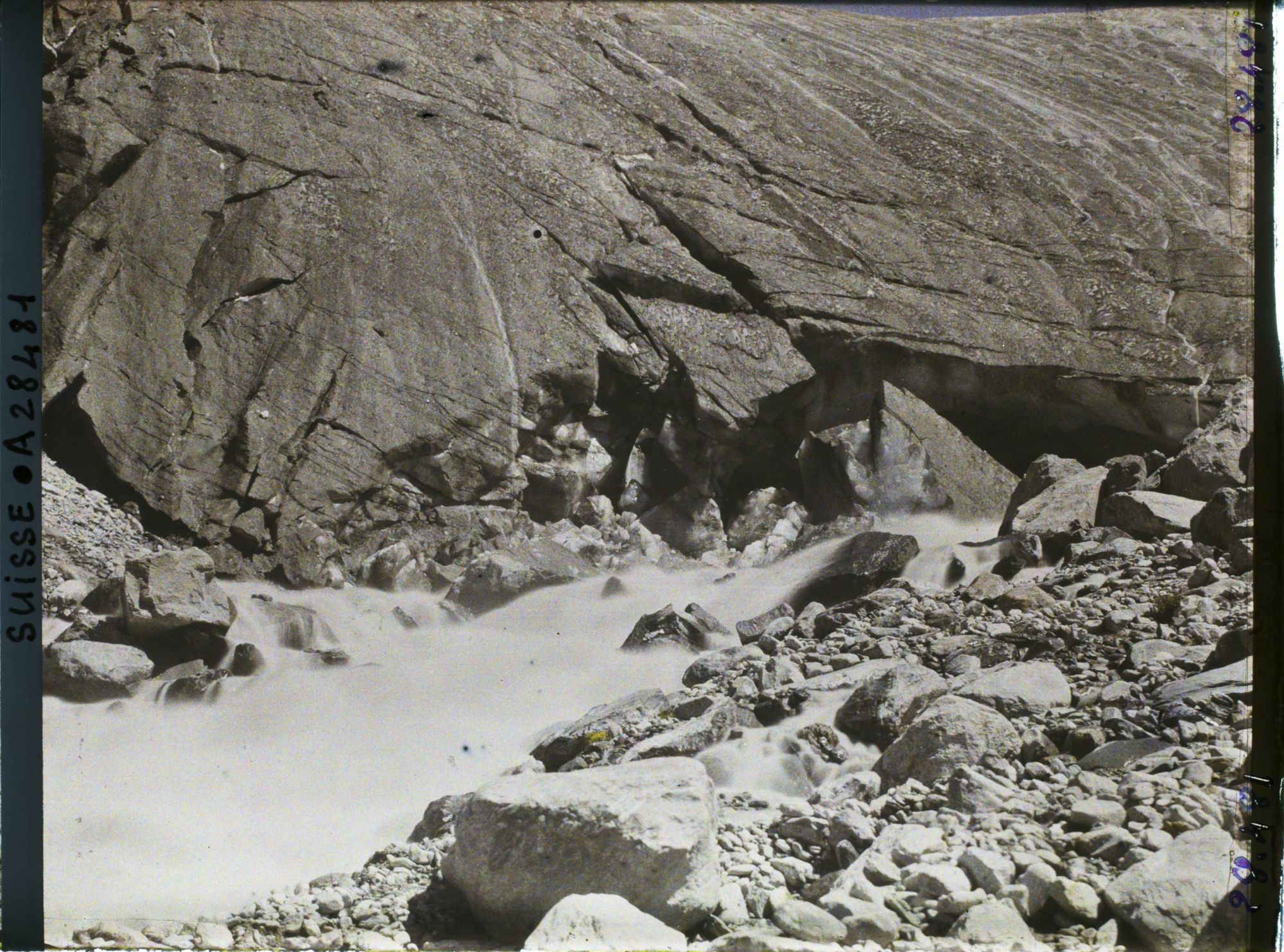 Image représentant Le Findelbach à sa sortie du glacier de Findel