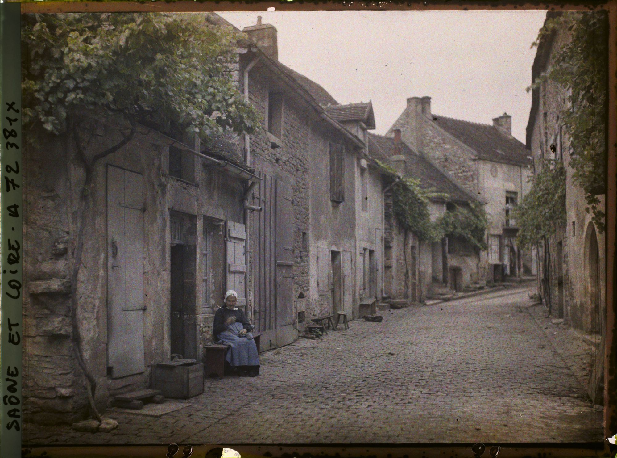 Image représentant Madame Bouteloup assise devant l'actuel 33 rue des Cordiers