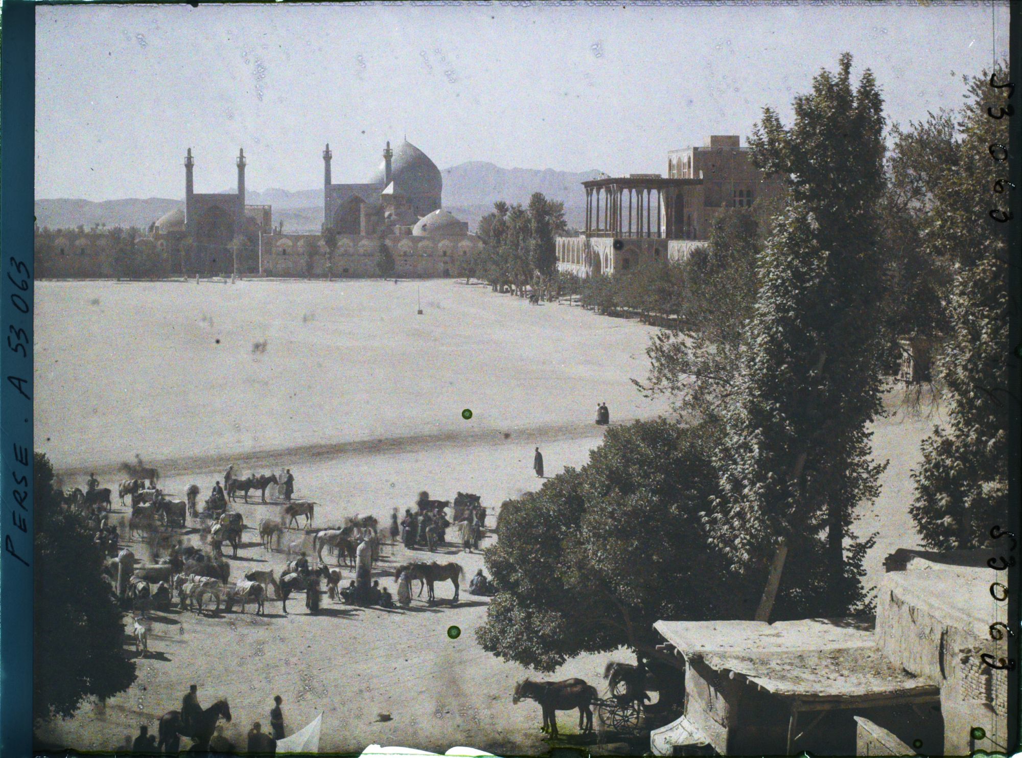 Image représentant La place Naghsh-e Jahan ou Meydan-i-Chah (place Royale), vers la mosquée du Chah au sud et le palais d'Ali Qapu à l'ouest
