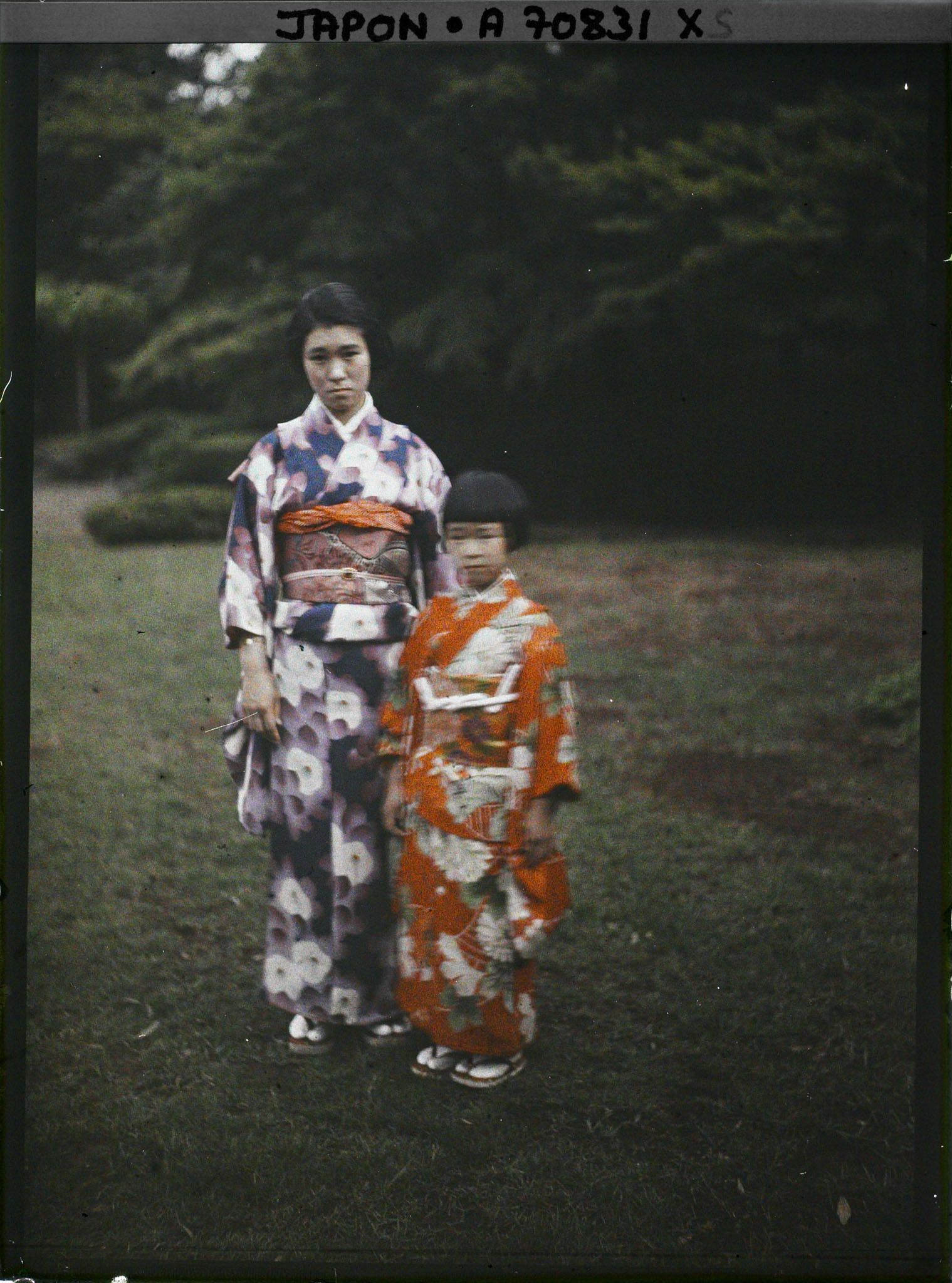 Image représentant Résidence de la famille Kitashirakawa (?) ou Asaka (?) : Les jeunes princesses Kikuko Asaka (à gauche) et Kiyoko Asaka (à droite)