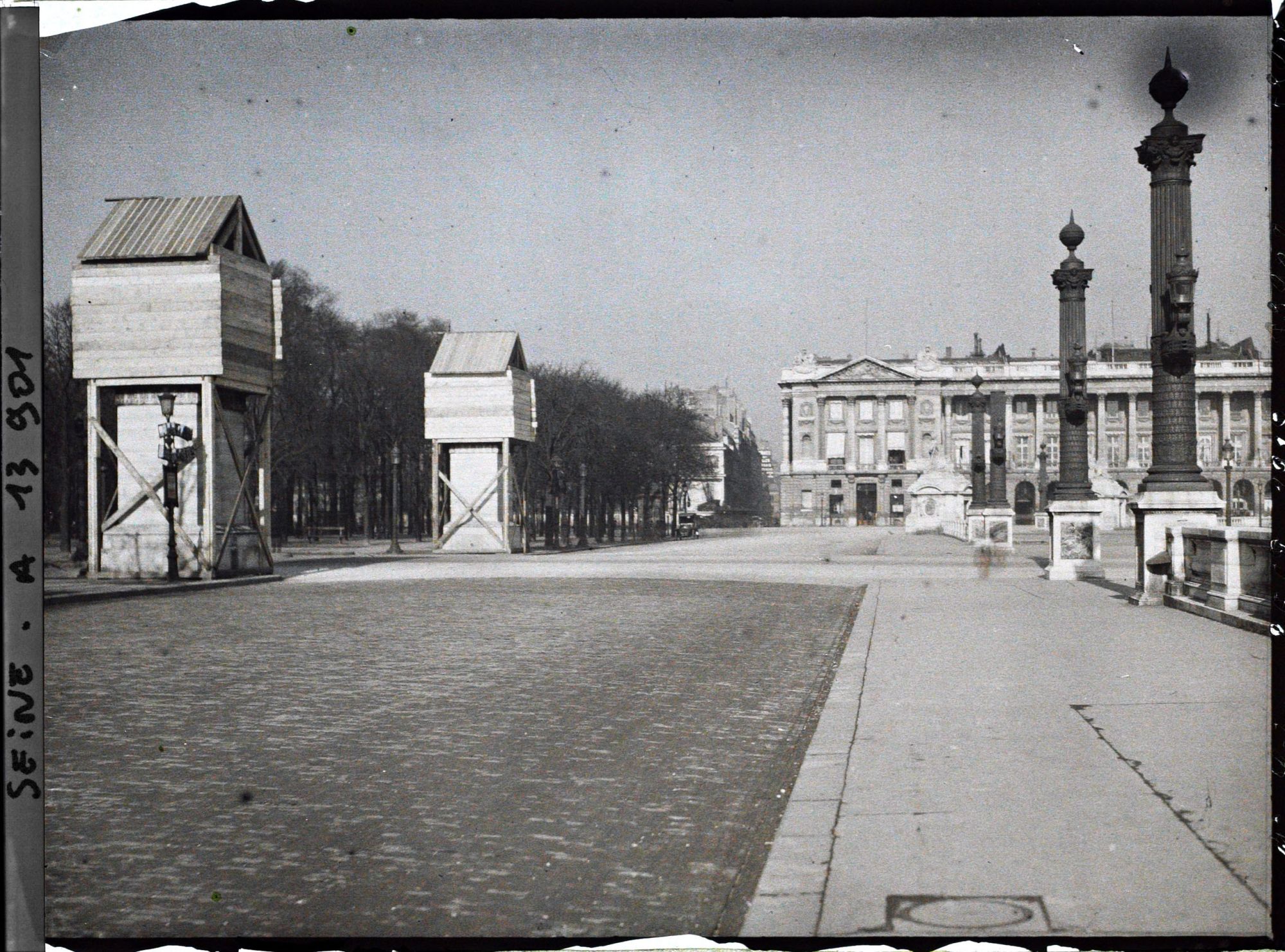 Image représentant Les Chevaux de Marly (1743-1745) protégés des bombardements, à l'entrée des Champs-Elysées place de la Concorde