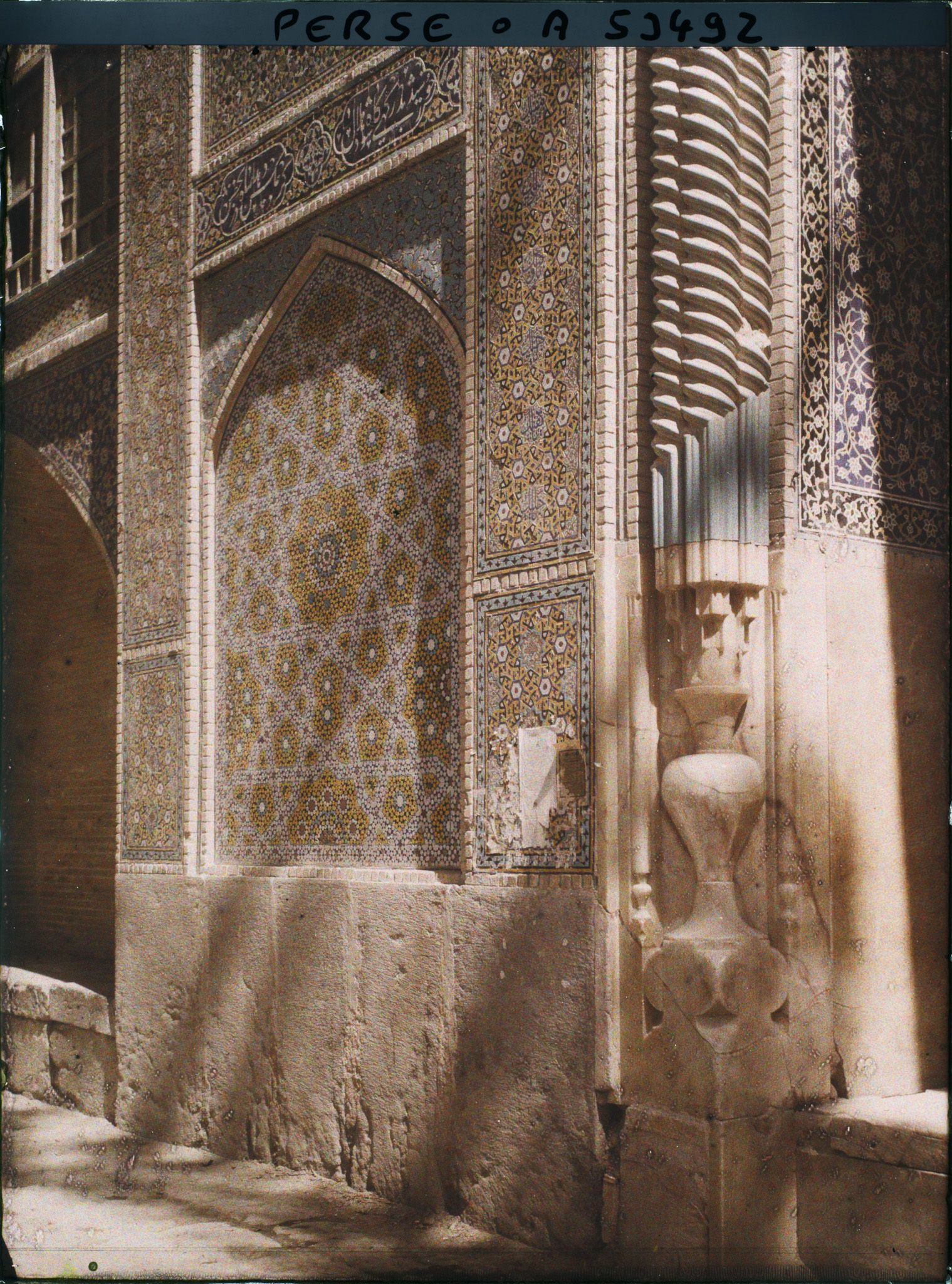Image représentant La Madreseh Mader-i-Chah, école coranique dite "de la mère du Chah", panneau de céramique à gauche d'une entrée