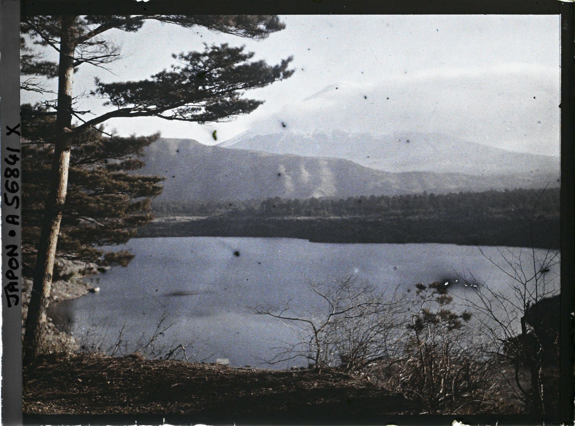 Image représentant Le Sai-ko (lac de l'Ouest) et, au fond, le Mont Fuji