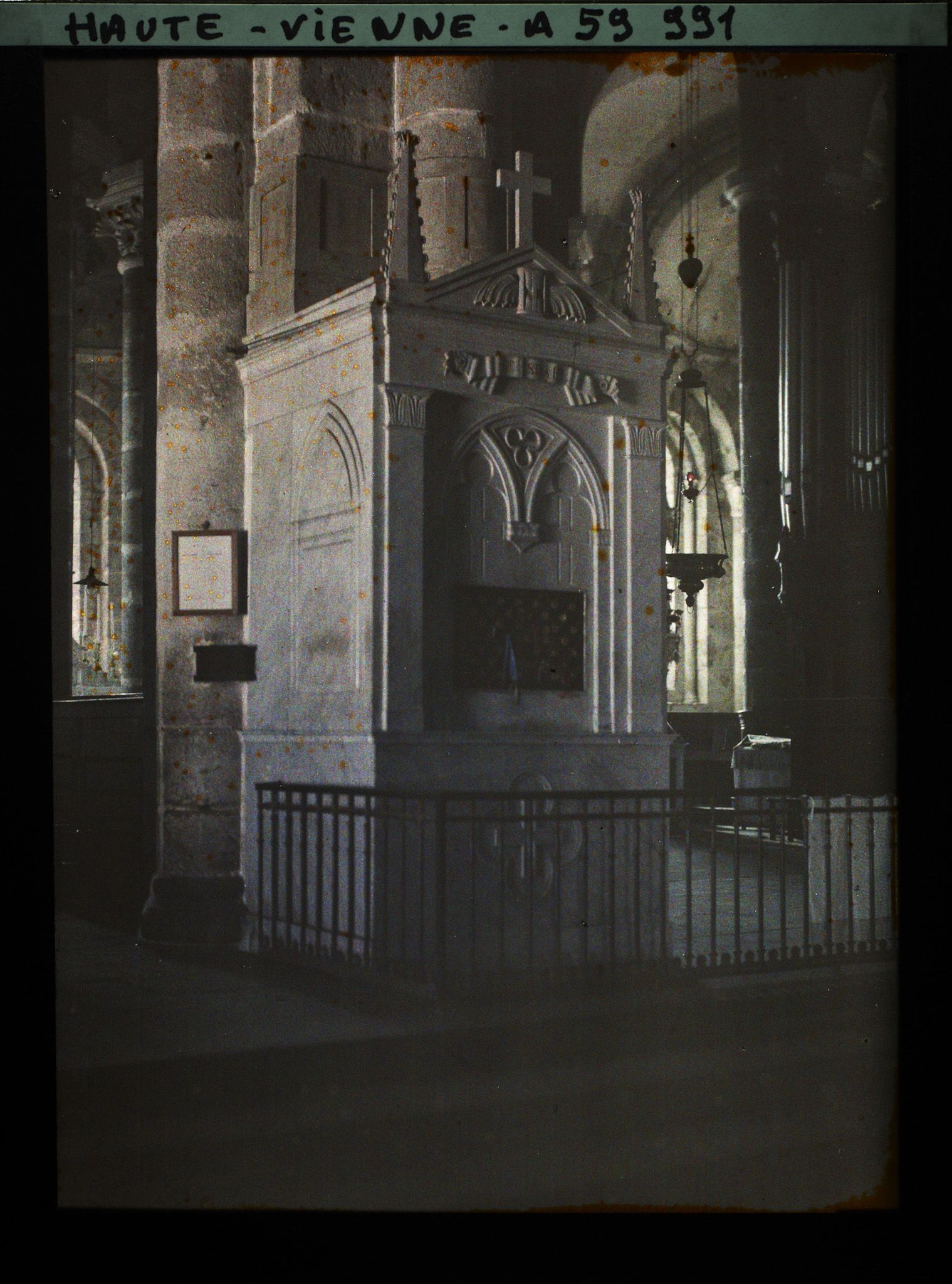 Image représentant Le reliquaire en marbre de style néo-gothique de Saint-Israël