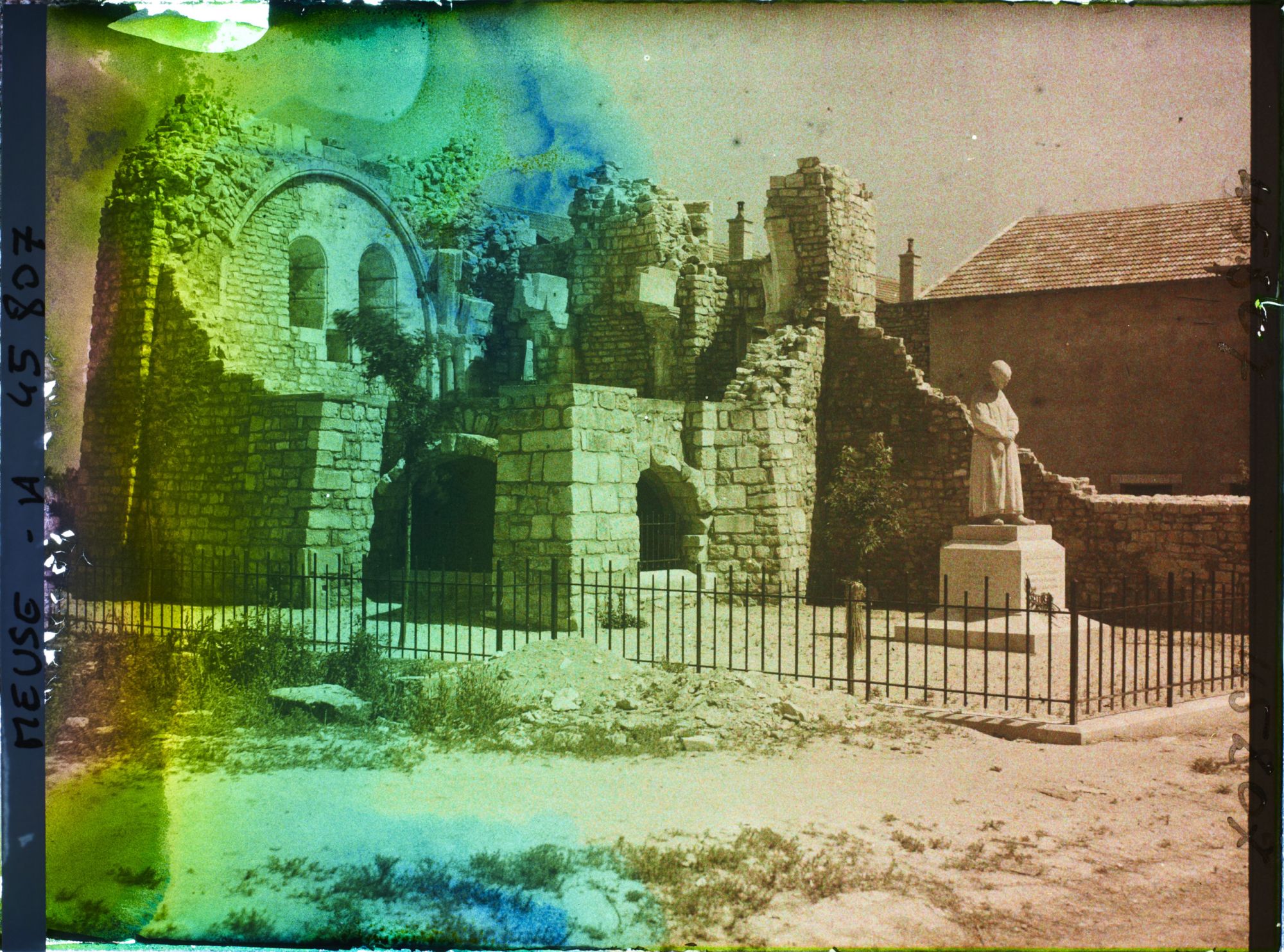 Image représentant France, Hattonchâtel, Ruines restaurées de la Chapelle