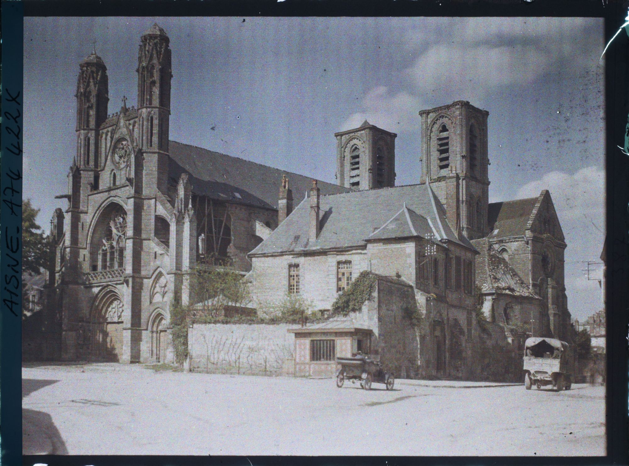 Image représentant L'église et le prieuré (?)