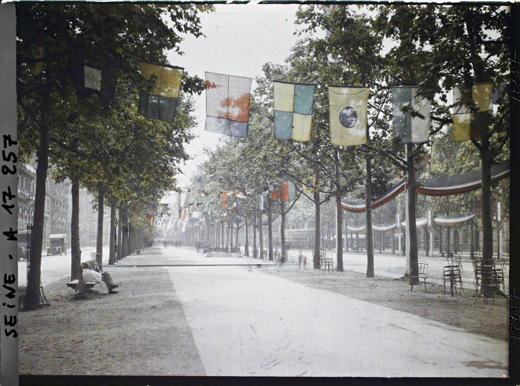 Image représentant L'avenue de la Grande-Armée décorée de drapeaux pour les fêtes de la Victoire des 13 et 14 juillet