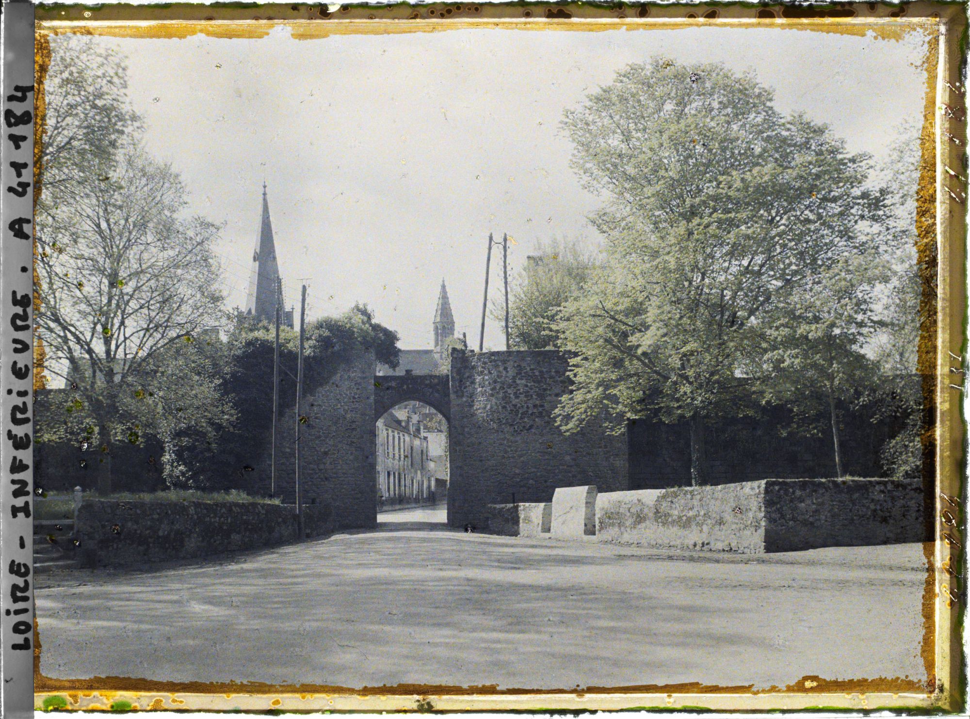 Image représentant La Porte Vannetaise et la collégiale Saint-Aubin