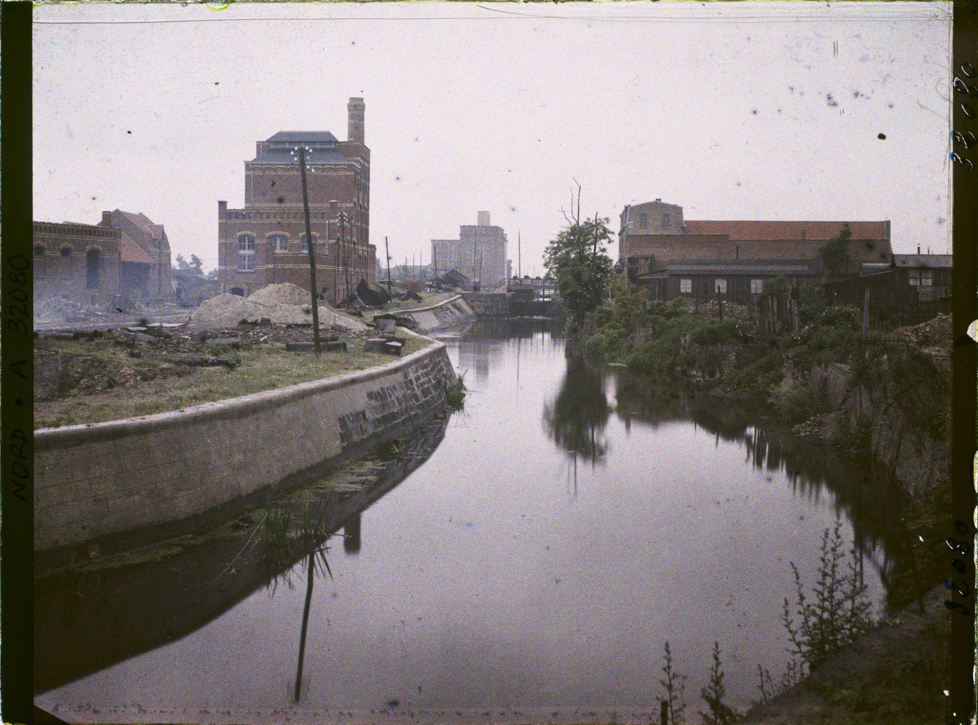Image représentant France, Merville, Une vue sur la Lys et nouvelles usines