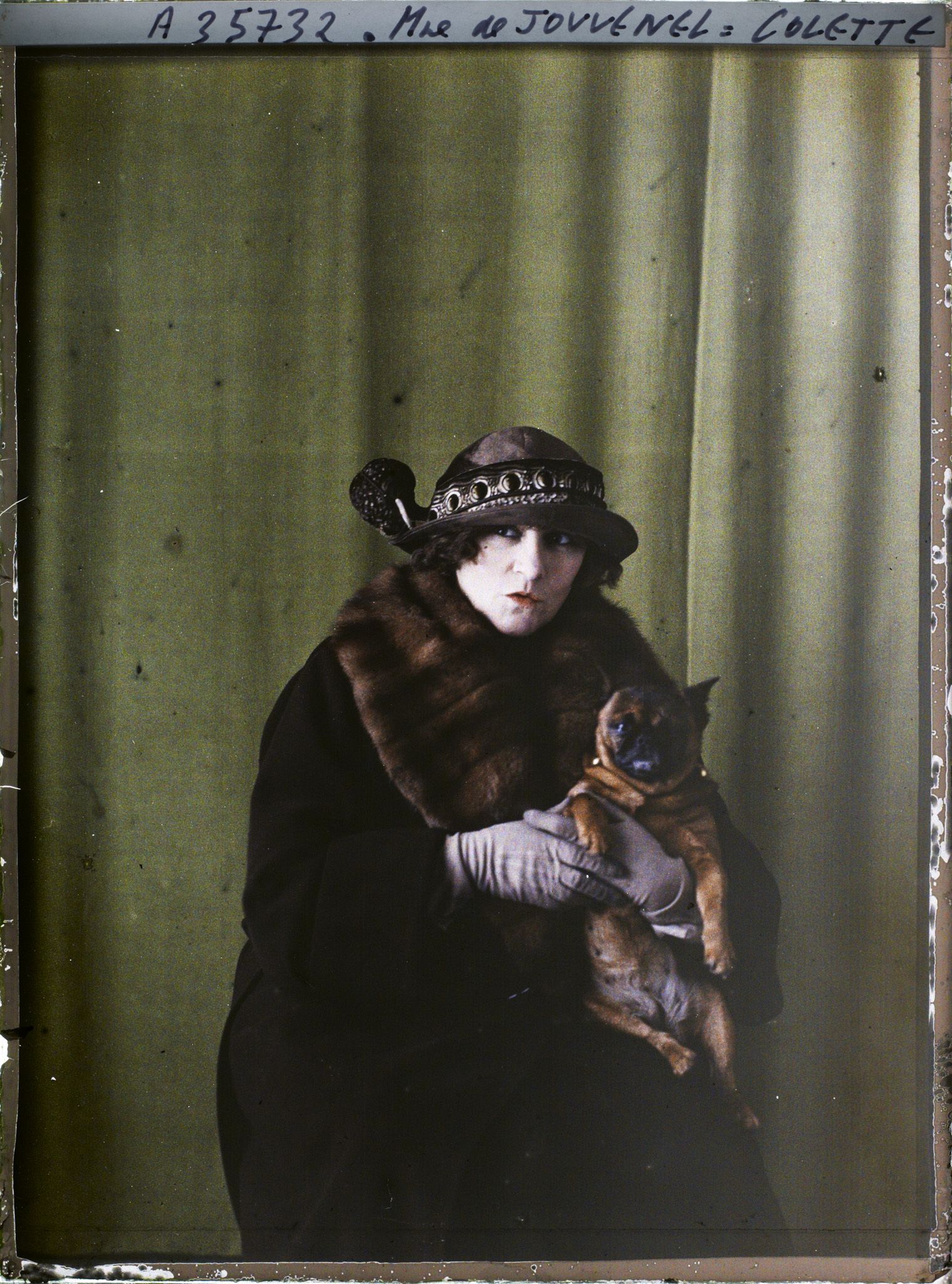 Image représentant https://musee-albert-kahn.s-museum.fr/home/NWQ2OTAwYzNmYjZlZTk1ZWQwODJmMjY4L2dlbmVyaWMtbm90aWNlLXRhYi9hdXRob3JpdHkvNjE3YTc5ZjVjZjhiODk2OGIzMzM3ZDIx/5d6900c3fb6ee95ed082f268/generic-notice-tab/authority/617a79ebcf8b8968b3336aea Madame Sidonie-Gabrielle de Jouvenel dite Colette  avec Toby-Chien